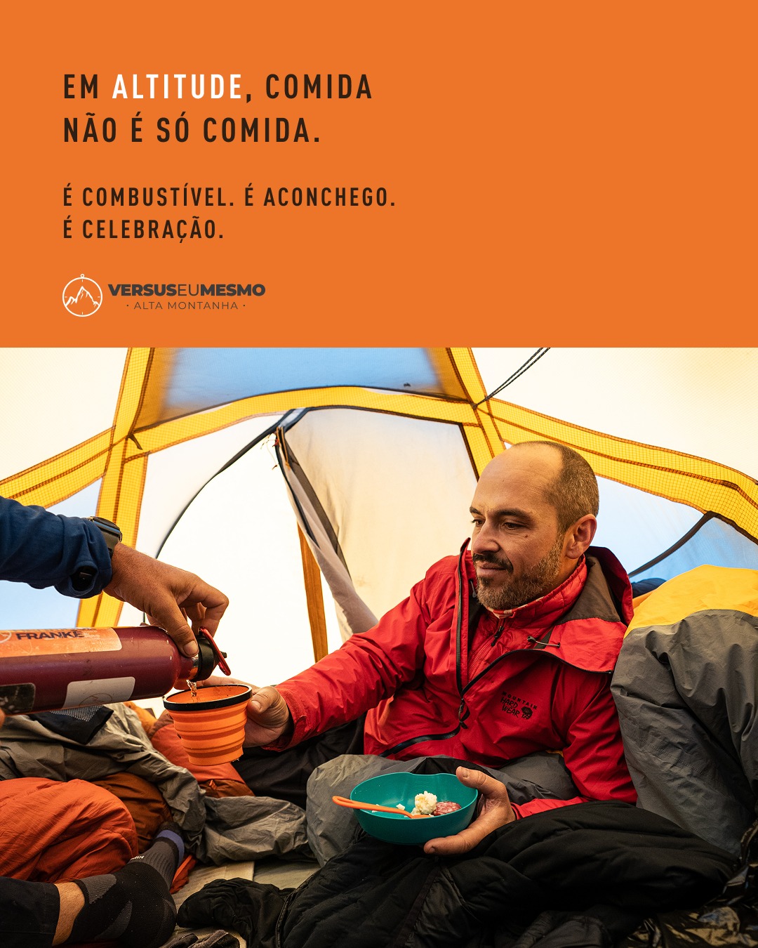 Em altitude, alimentação não é detalhe.
É o que sustenta o ritmo, a recuperação e, muitas vezes, a chance de chegar ao cume.
Mesmo em ambientes remotos, a alimentação é estruturada: café da manhã, almoço e jantar preparados por equipes locais, com curadoria da Versus.
Nada é improvisado. Os pratos acompanham o nível de esforço, a altitude e o desgaste de cada dia.
E, além da parte técnica, existe um outro lado: as refeições também são os momentos em que o grupo desacelera, troca histórias e se reconecta.
Porque na montanha, dividir a mesa também faz parte da experiência.
Foto: Mercedário, Argentina (2022)