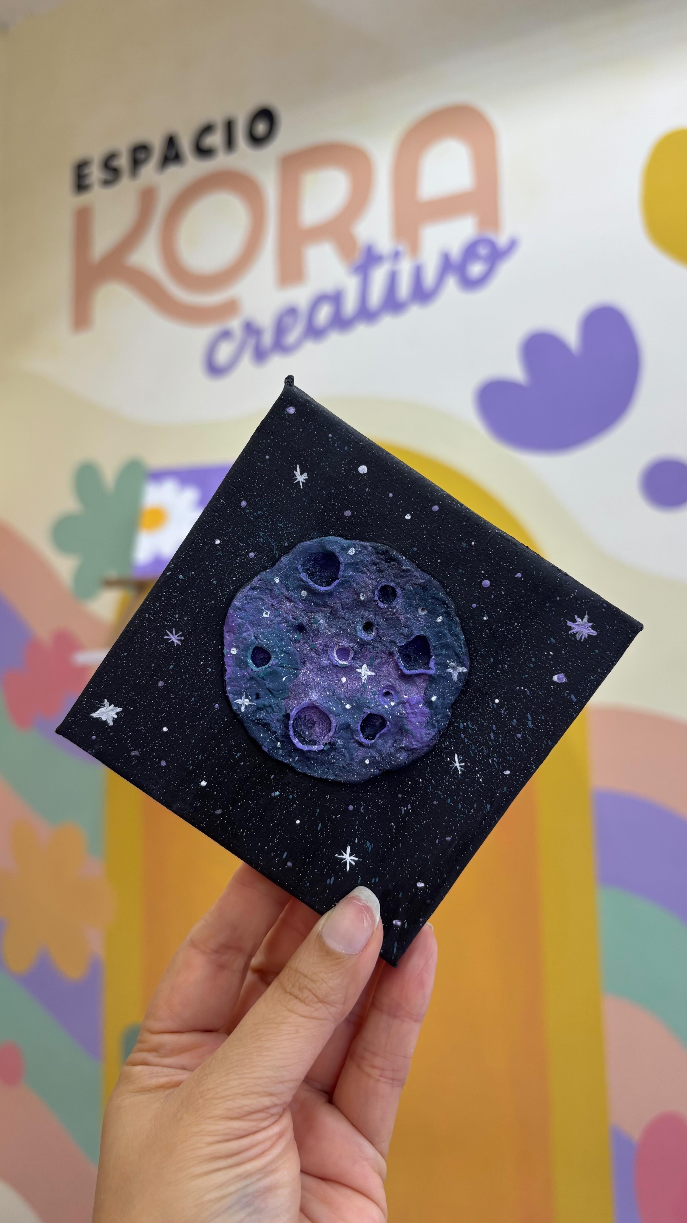 🫰🏻aquí se saben cosas 🌙
Ven a nuestra próxima y, por el momento, única fecha para traer tu lienzo lunar 😍
Con la guía de Nat, crearás un cuadro inspirado en la fase de la luna que tú elijas ¡por qué cada quien moldeará y pintará la suya con su estilo!
¿Que incluye?
🖼️Lienzo negro de 20x25
🎨Materiales y pintura
🫰🏻Herramientas para modelar
💅Acompañamiento de Nat
🎁Bebida y botana cortesía
Solo 6 espacios disponibles
Mandanos DM para compartirte la info completa
#quehacerenveracruz #espaciocreativo #experienciascreativas #planescreativos #veracruz