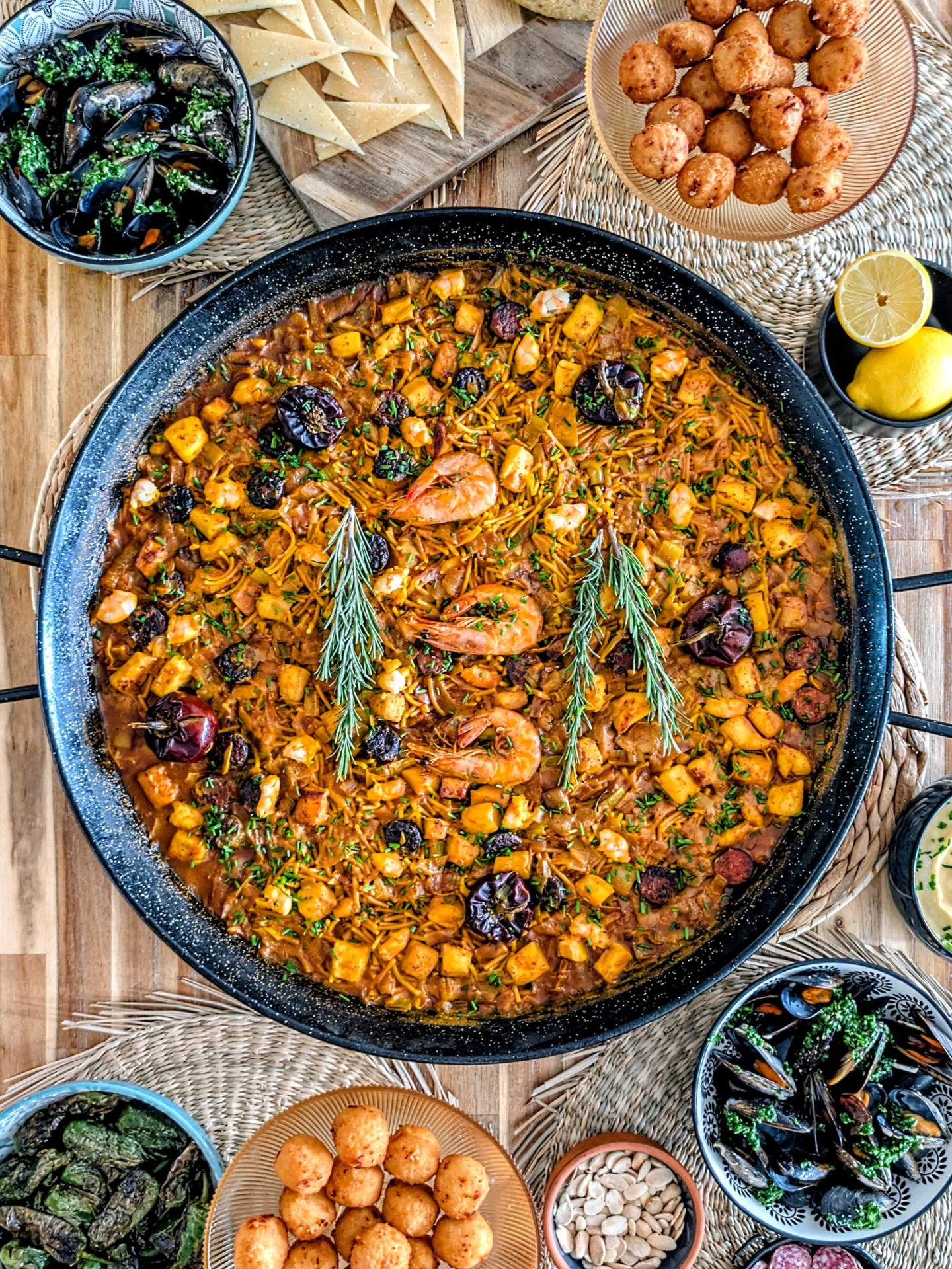 CETTE RECETTE DE FIDEUÀ EST INCROYABLE 🤩
Encornet, chorizo, crevettes, poireaux, ail, oignons, vin blanc, ciboulette et fideos 🧄 avec son aïoli maison
À ACCOMPAGNER AVEC NOS TAPAS :
🔥 Brasucade
🥟 Croquetas au jambon ibérique
🌶 Pimientos del Padrón
🥔 Tortilla au jambon ibérique
🧀 Manchego
#montpellierfood
#traiteurmontpellier
#mariagemontpellier
#evenementielmontpellier
#foodmontpellier