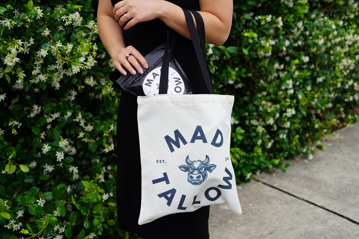 Stopping to smell the flowers… and enjoying some seed-oil free chips 😋
ORIGINAL SEA SALT: Simple ingredients, bold flavor. Our #1 best seller is only 3 ingredients, cooked in beef tallow and finished with sea salt.