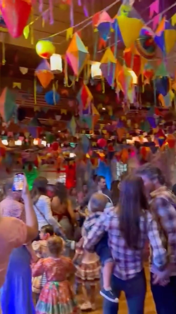 São João 2026!
Sua festa junina completa, sem dor de cabeça ✨
A gente cuida de tudo pra você:
🎶 Banda ao vivo
🎭 Atrações e personagens
🎪 Estrutura completa
🎨 Decoração temática
🎠 Brincadeiras e experiências
Você só aproveita — a gente faz acontecer 💛
📲 Chama a Cia Cambaio e leve uma festa junina inesquecível pro seu evento
#festajunina #eventos #eventocorporativo #condominio #producaodeeventos bandaaoVivo festatematica ciaCambaio