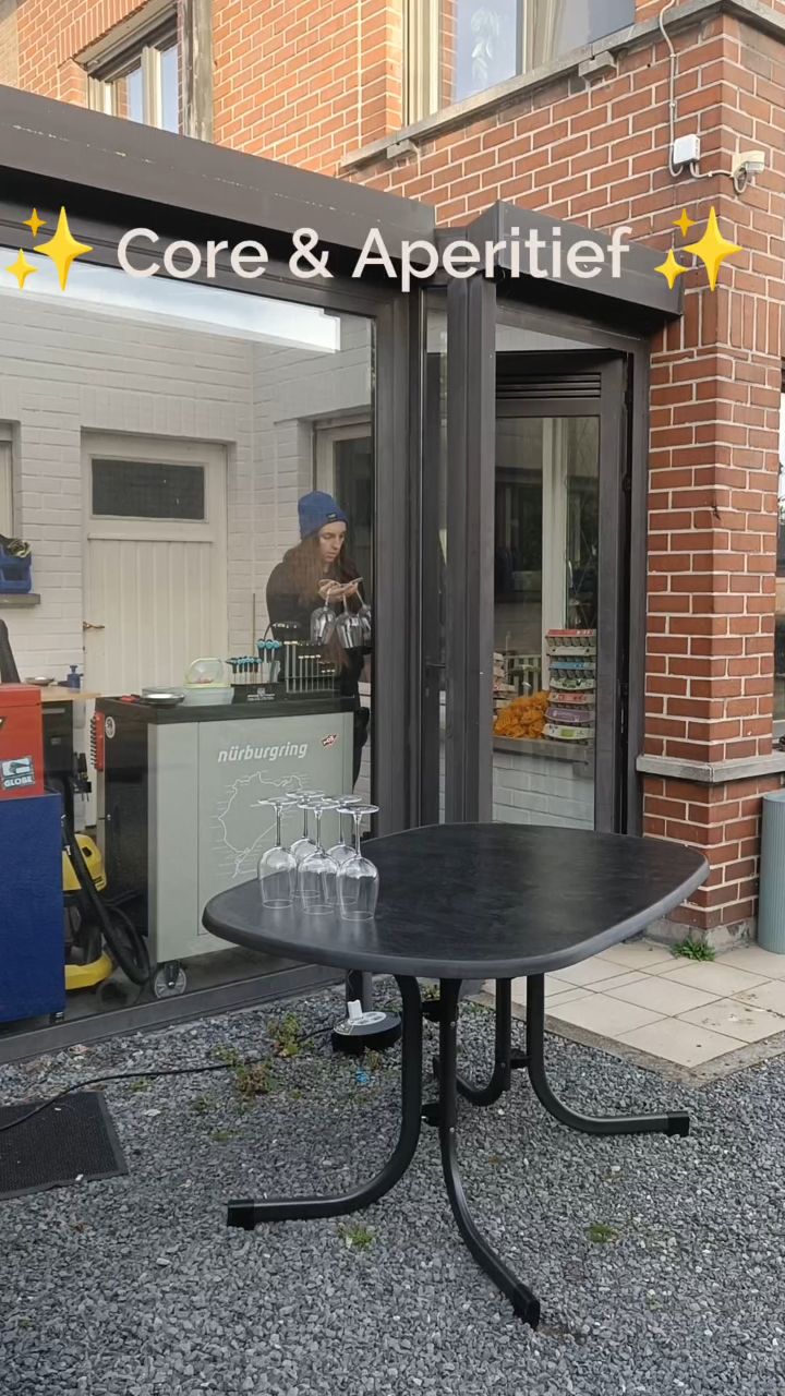 Een uitverkochte en opnieuw zalige editie!
Vandaag stond er weer een nieuwe sessie Core & Aperitief op de planning.
Het perfecte moment om het nuttige aan het aangename te koppelen: samen werken aan een sterke core, en daarna genieten van gezellig samenzijn met een aperitief.
Geen saaie oefeningen die je thuis toch uitstelt, maar samen in actie komen, elkaar motiveren en nadien ontspannen bij een babbel.
Ook deze editie was in no time volzet en wat was het weer genieten!
Dankjewel aan iedereen die erbij was 💚