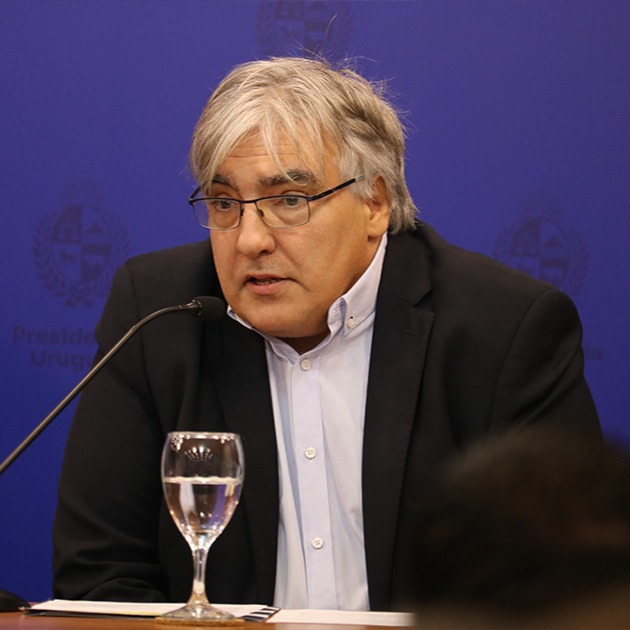 Antel investiga ciberataques y afirma que plataforma TuID sigue siendo segura pese a filtraciones
Tras detectarse vulneraciones atribuidas al grupo “Dead Presidentes”, en una firma subsidiaria de la empresa estatal, que comprometió datos biométricos de 163 usuarios, el presidente de Antel, Alejandro Paz, dio garantías sobre la robustez del sistema de autenticación digital.
El directorio de Antel convocó a una conferencia de prensa de carácter urgente para brindar detalles sobre el reciente incidente de ciberseguridad que afectó a su plataforma de identidad digital, TuID.
Las autoridades buscaron transmitir tranquilidad a la población tras las versiones que circularon en redes y foros especializados sobre una presunta filtración masiva de datos pertenecientes a cientos de miles de ciudadanos uruguayos.
De acuerdo con las declaraciones de Paz, la intrusión digital no golpeó de forma directa a la base central de Antel, sino a los sistemas de una firma subsidiaria encargada de ciertos soportes logísticos.
«Podemos confirmar que para todos los usuarios de la base la plataforma sigue siendo fiable porque no se vulneraron ni claves, ni pines, ni los certificados de las firmas digitales», enfatizó Alejandro Paz.
Asimismo hubo un segundo ataque a HG S.A., una empresa vinculada a infraestructura tecnológica y servicios para organismos públicos y privados. Y otro más que afectó a Tickantel, también adjudicado a “Dead Presidents”. Sin embargo, sobre estos dos otros hackeos la empresa dijo no tener información.
El jerarca remarcó que las herramientas de autenticación y los mecanismos de validación de identidad no sufrieron alteraciones estructurales, por lo que la empresa mantiene sus estándares de blindaje operativos.
Antel ya radicó las denuncias penales correspondientes ante la Fiscalía y el Ministerio del Interior para intentar rastrear el origen de la filtración y la posterior oferta del material robado en la dark web. Antel investiga ciberataques y afirma que plataforma TuID sigue siendo segura pese a filtraciones
Tras detectarse vulneraciones atribuidas al grupo “Dead Presidentes”, en una firma subsidiaria de la empresa estatal, que comprometió datos biométricos de 163 usuarios, el presidente de Antel, Alejandro Paz, dio garantías sobre la robustez del sistema de autenticación digital.
El directorio de Antel convocó a una conferencia de prensa de carácter urgente para brindar detalles sobre el reciente incidente de ciberseguridad que afectó a su plataforma de identidad digital, TuID.
Las autoridades buscaron transmitir tranquilidad a la población tras las versiones que circularon en redes y foros especializados sobre una presunta filtración masiva de datos pertenecientes a cientos de miles de ciudadanos uruguayos.
De acuerdo con las declaraciones de Paz, la intrusión digital no golpeó de forma directa a la base central de Antel, sino a los sistemas de una firma subsidiaria encargada de ciertos soportes logísticos.
«Podemos confirmar que para todos los usuarios de la base la plataforma sigue siendo fiable porque no se vulneraron ni claves, ni pines, ni los certificados de las firmas digitales», enfatizó Alejandro Paz.
Asimismo hubo un segundo ataque a HG S.A., una empresa vinculada a infraestructura tecnológica y servicios para organismos públicos y privados. Y otro más que afectó a Tickantel, también adjudicado a “Dead Presidents”. Sin embargo, sobre estos dos otros hackeos la empresa dijo no tener información.
El jerarca remarcó que las herramientas de autenticación y los mecanismos de validación de identidad no sufrieron alteraciones estructurales, por lo que la empresa mantiene sus estándares de blindaje operativos.
Antel ya radicó las denuncias penales correspondientes ante la Fiscalía y el Ministerio del Interior para intentar rastrear el origen de la filtración y la posterior oferta del material robado en la dark web.