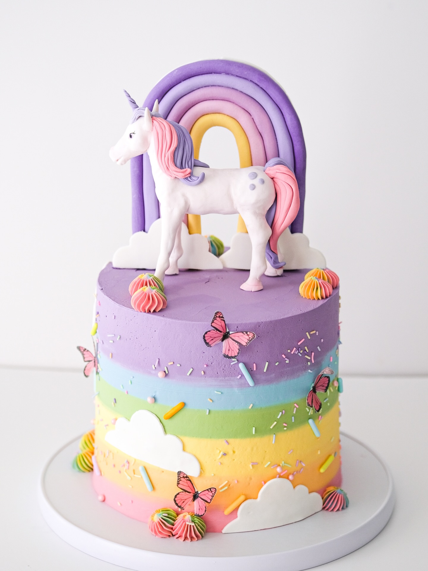 Rainbow Unicorn Cake 🦄🌈
These cakes have been super popular lately !
#rainbowcake #unicorncake #unicornparty #customcakes