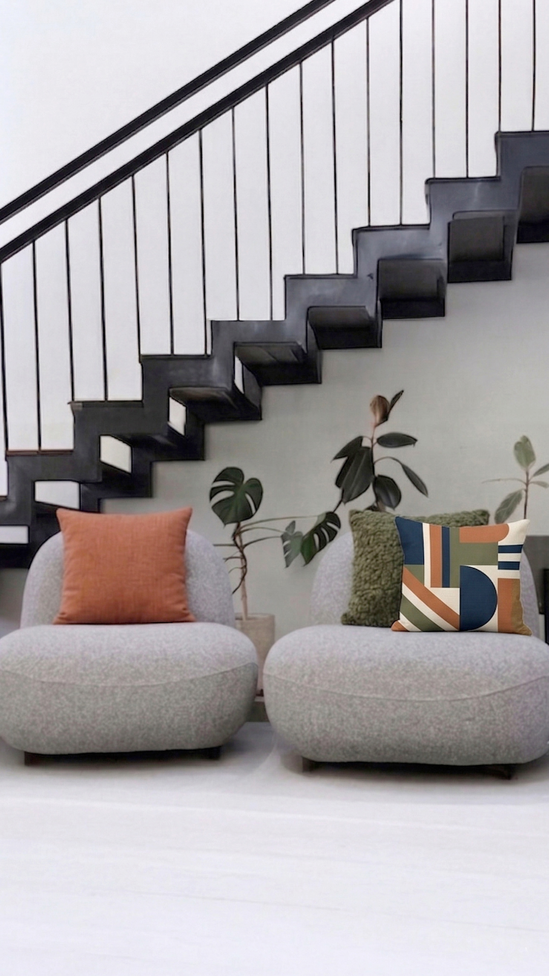 Si no sabes cómo combinar tu sala, usa esta regla de tres.
✨ Un cojín liso,
🧶 uno con textura
🌿 y uno con patrón.
Y recuerda mantener una paleta de colores similar y jugar con los tamaños.
Así logras que el espacio se vea equilibrado sin saturarlo.
Guarda este video para tu próxima renovación de sala. 👉📌
#CasaDecoración #sala #interiorismo #diseñodeinteriores #cojines