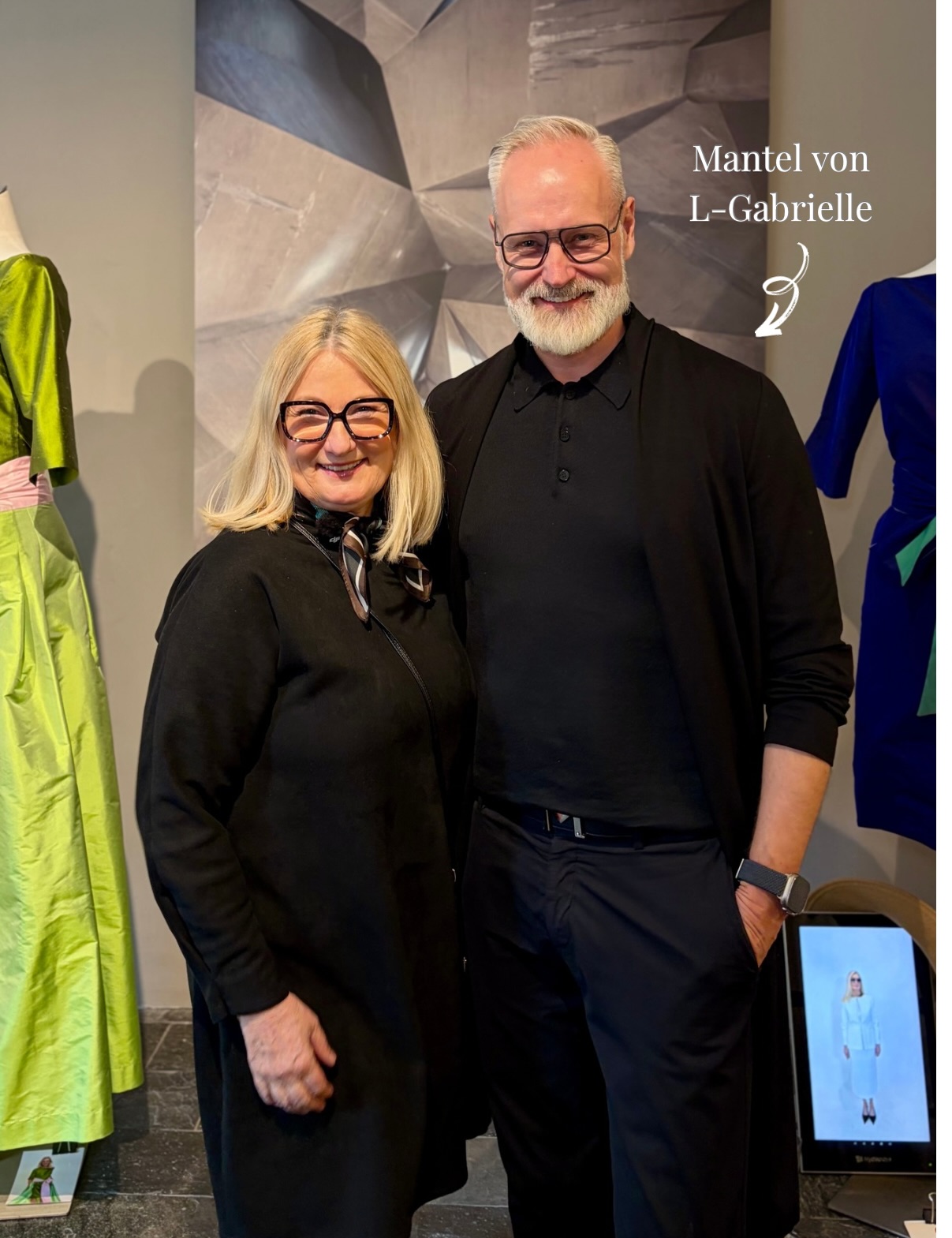 Ein inspirierender Abend beim Salon Couture ✨
Gestern durften wir Tobias Grewe bei uns begrüßen – mit spannenden Einblicken in seine Arbeit rund um Kommunikation, Vertrauen und die Wirkung von Geschichten.
Besonders schön: Der Abend war nicht nur zum Zuhören gedacht.
In interaktiven Übungen und im Austausch miteinander wurde schnell spürbar, wie wichtig es ist, wirklich gehört zu werden.
Ein Abend voller neuer Perspektiven, Begegnungen und Impulse 🤍
Und ein kleines Detail, das mich besonders gefreut hat:
Tobias trug einen Mantel von L-Gabrielke.
Vielen Dank an alle, die dabei waren. Ich freue mich schon auf den nächsten Salon Couture.
@tobias_grewe
#saloncouture #salonköln #eventköln #köln