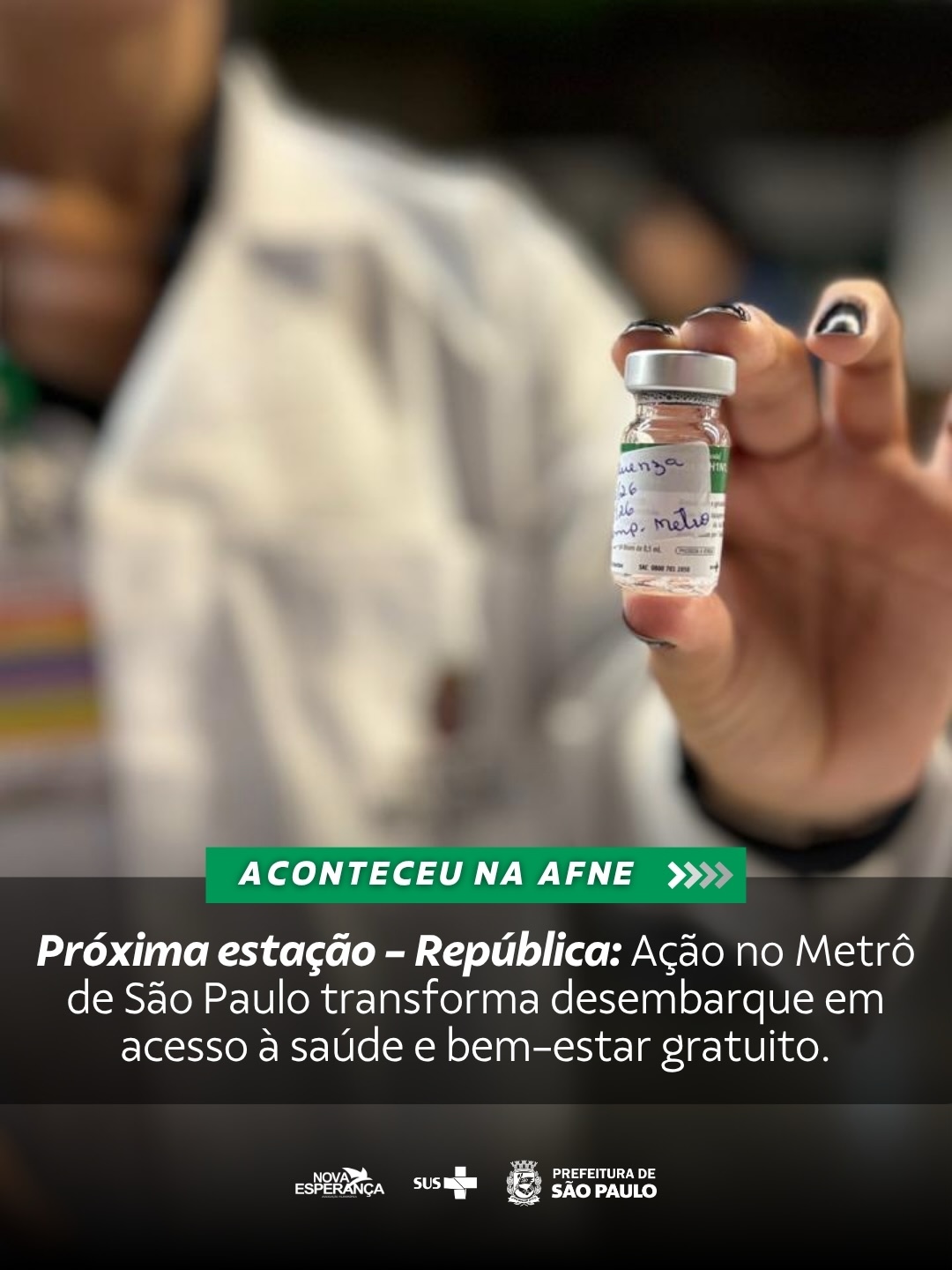 A 3ª edição do Circuito do Bem-Estar, realizada nos dias 14 e 15 de abril na Estação República, transforma o espaço em um importante polo de promoção à saúde e cidadania. A ação, promovida pelo Metrô de São Paulo em parceria com a Secretaria Municipal da Saúde, conta com a atuação das equipes da UBS República, que oferecem serviços gratuitos aos passageiros, como vacinação, testes rápidos, aferição de pressão arterial, medição de glicemia e orientações preventivas, ampliando o acesso da população a cuidados essenciais durante o trajeto diário.
Com foco na promoção da saúde pública e na conscientização, a ação reúne instituições parceiras e fortaleceu estratégias para ampliar a cobertura vacinal e o acesso à informação. Ao ocupar um espaço de grande circulação, o Circuito do Bem-Estar reforça a conexão entre mobilidade urbana e qualidade de vida, consolidando o papel do Metrô como agente de transformação social e cuidado com a população.
#BemEstar #Metrô #Saúde #SUS
#ParaTodosVerem: sequência de fotos registra ação de promoção à saúde realizada em estação de metrô. Na imagem inicial, em primeiro plano, aparece a mão de um profissional segurando uma ampola de vacina, com o fundo levemente desfocado. Próximas fotos em sequência mostram profissionais de saúde uniformizados realizando atendimentos em estruturas montadas no local, com aplicação de vacinas. As imagens mostram ainda filas organizadas, mesas de atendimento com materiais de uso clínico e a circulação intensa de pessoas pelo espaço. O ambiente é amplo e iluminado, e a ação evidencia a oferta de serviços gratuitos de saúde em meio à rotina da cidade.