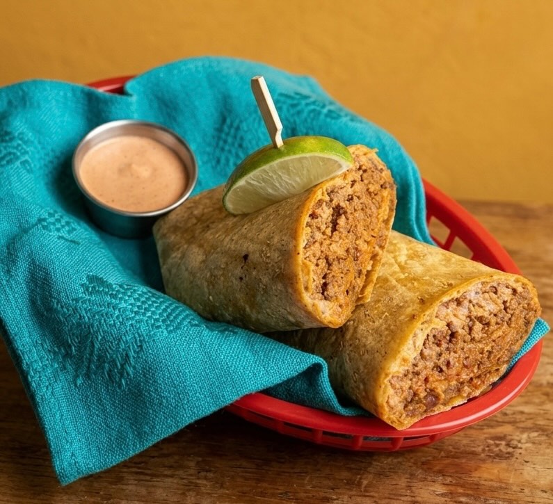 IL GRANDE CLASSICO: BURRITO CHILI 🌯🔥
Tortilla artigianale di mais giallo, chili di manzo piccante, riso, panna acida al chili chipotle.
Da street food di pura praticità, a pura goduria in Alma Latina.
La cosa pazzesca? Tutto senza glutine!
Giallo, piccante, autentico.
Un classico che non ti fa rinunciare a nulla.
In Alma il glutine è sempre assente. Manchi solo tu.
#burritos #glutenfree #vivisenzaglutine #sansa #torinoèlamiacittà