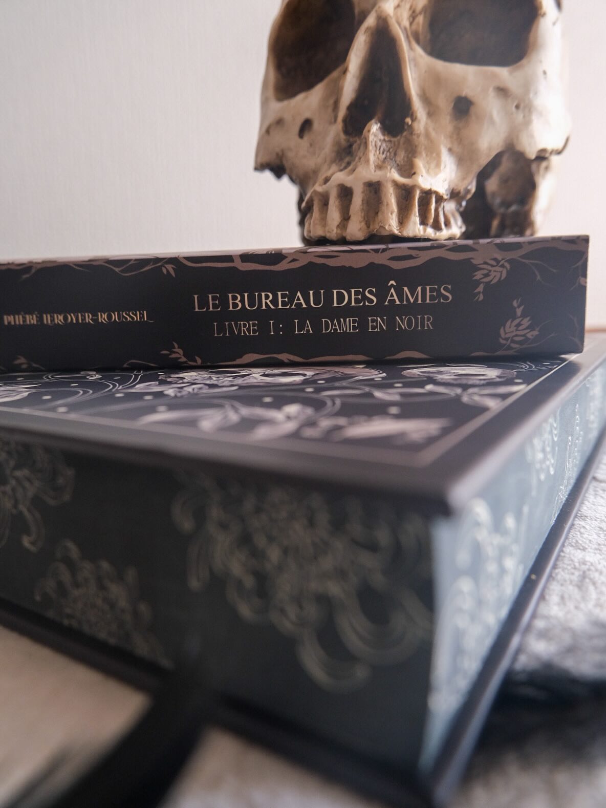 J’ai fait une recherche sur Google, ça m’a énervé, j’en ai fait un post 🫶🏻
Mots-clés : créativité vs marketing - originalité en littérature
- liberté créative - standardisation - industrie du livre - écriture - littérature de l’imaginaire - tropes - genres littéraires - auteur français - saga - thriller fantastique
Hashtags: #bookstagramfr #ecriture #tropes #melangedesgenres #autricefrancaise