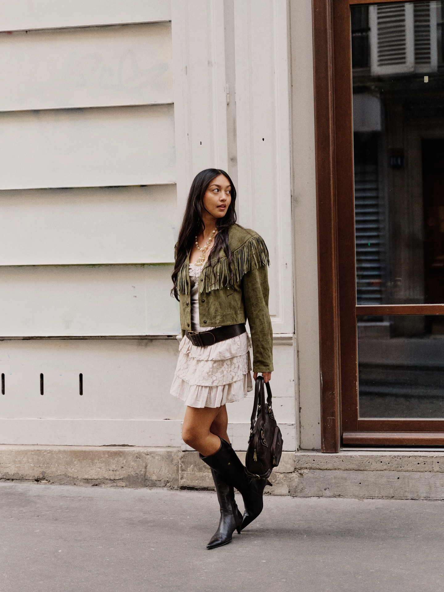 Un de nos looks préférés pour le printemps (qui passerait parfaitement à Coachella 🪭).
Franges, volants, daim… un style bohème qui nous rappelle les défilés Chloé des années 2000. Vous validez ? 🤍
#boutiquevintage #boutiquevintageparis #friperieparis style bohème vintage lover boho style y2k tenue du jour look du jour