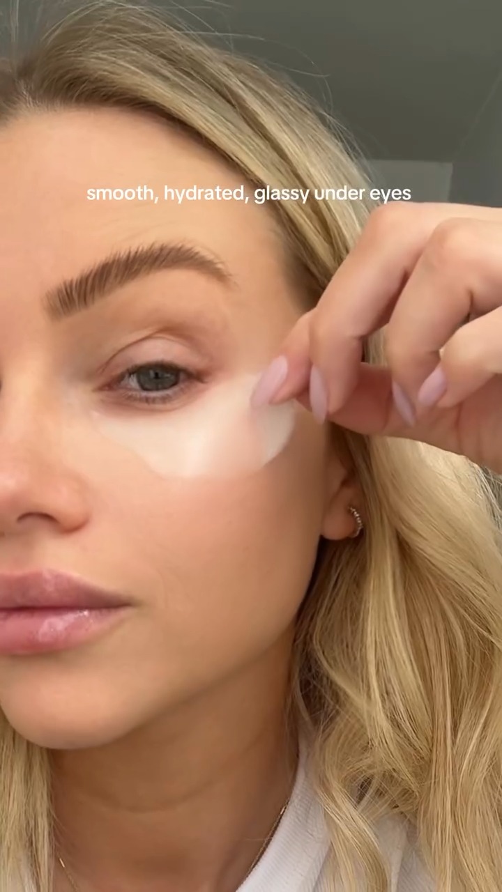 Save this… als je last hebt van vermoeide ogen, droogtelijntjes of die “ik heb slecht geslapen” blik 👀
Maar eigenlijk gewoon… een frisse, uitgeruste glow wil ✨
De MyBloss Hydro Collagen Eye Pads geven je oogcontour een intens hydraterende boost en helpen fijne lijntjes zichtbaar verzachten.
Ze starten wit en worden transparant terwijl ze hun werk doen in je huid → dat betekent: actieve ingrediënten die écht worden opgenomen 🤍
Mijn tip? Gebruik ze wanneer je huid er vermoeid uitziet, voor een event of gewoon… omdat je jezelf dat moment gunt.
Geen quick fix. Wel een slimme boost die je meteen ziet 😉
✨ Shop ze via purelle.be of stuur me een berichtje!
Veel liefs,
Lien
Pur’elle Huidinstituut
☎️ 0494 58 65 50
📩 info@purelle.be
🌍 www.purelle.be
video @mybloss_