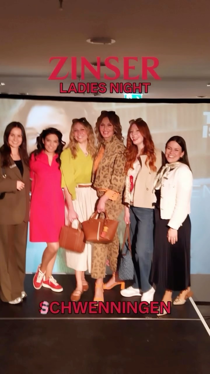 ✨ ZINSER LADIES NIGHT – Schwenningen ✨
Frühjahr/Sommer 2026 – TIME IS NOW
Ein Abend voller Stil, Energie und echter Momente ✨
Die Bühne, die Looks, die Musik – und dieses besondere Gefühl, wenn Mode mehr ist als nur Kleidung…
Ich liebe genau diese Augenblicke:
Wenn Marken wie Marc O’Polo, Vera Mont, Swing, Bianca, Luisa Cerano & More zum Leben erwachen.
Wenn jeder Look eine Geschichte erzählt.
Und wenn aus Mode Emotion wird. 💫
Von fließenden Silhouetten über starke Statements bis hin zu diesen besonderen Pieces, die einfach sitzen –
Frühjahr/Sommer 2026 zeigt: Leichtigkeit trifft auf Präsenz.
Für mich ist Moderation genau das:
✨ Menschen verbinden
✨ Momente spürbar machen
✨ Marken eine Bühne geben
Danke an das wunderbare Team von ZINSER für diesen besonderen Abend 🙏
Und an alle, die diesen Moment mit Leben gefüllt haben.
TIME is NOW - im HIER und JETZT 💛
#ladiesnight #badmergentheim #moderation #eventmoderation #frühjahr2026