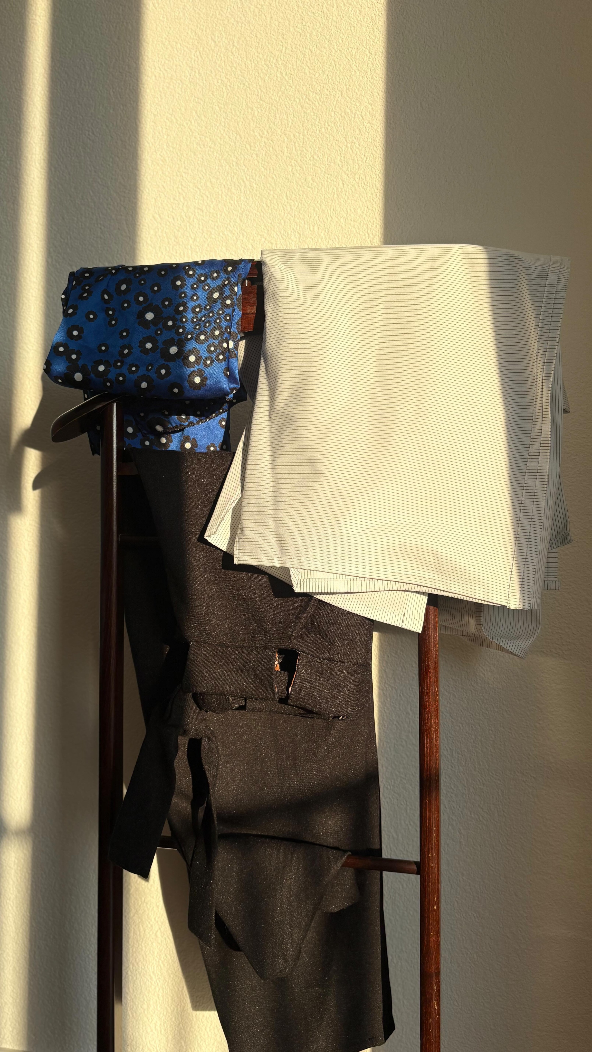 Ce sont les petits détails qui font toute la différence.
J’ai toujours aimé ajouter des accessoires et particulièrement les foulards 💙.
Pour réveiller une tenue ou montrer votre style.
Et vous, c’est quoi votre accessoire secret 🤫 ?
#atelierpiny #madeingeneva #accessoirepersonnalisé #foulard #slowfashion
Accessoire femme, foulard, accessoire secret, porter un foulard, accessoiriser sa tenue, montrer son style, réveiller sa tenue