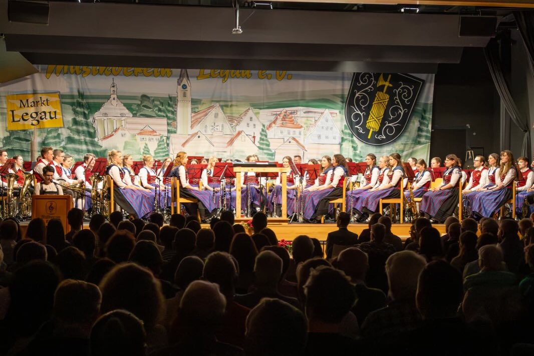 Das war unser Osterkonzert 2026! ✨ Von tollen Soli an der Tuba oder auch Klarinette bis hin zu modernem Gesang. Polka, Walzer, Filmmusik - dem Programm fehlte es nicht an Abwechslung. 🎶 Und auch heuer wurden wieder ein paar langjährige Musiker*innen geehrt! Darunter unser Fähnrich mit stolzen 25 Jahren aktiver Mitgliedschaft. 💪🏼 VIELEN DANK für die vielen Zuhörer & Zuhörerinnen, den Applaus und die Gespräche danach. 💛 Bis zum nächsten Mal!
#musik #konzert #ostern #osterkonzert #blasmusik