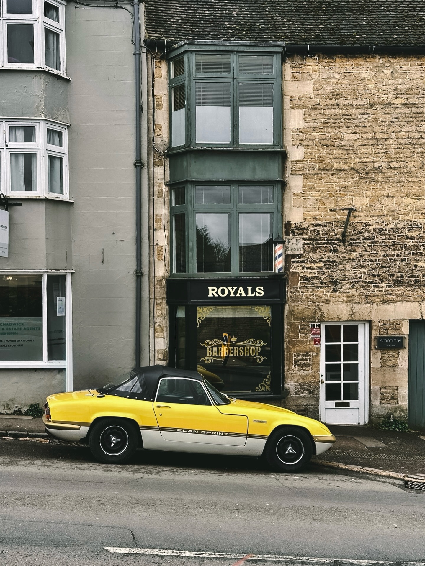 @harrysgaragevids arriving to the barbershop in a Lotus Elan . . .
Definitely arriving in style, leaving looking even better 👌🏼🏎️
#royalsbarbershop #barbershoproyals #lotuselan