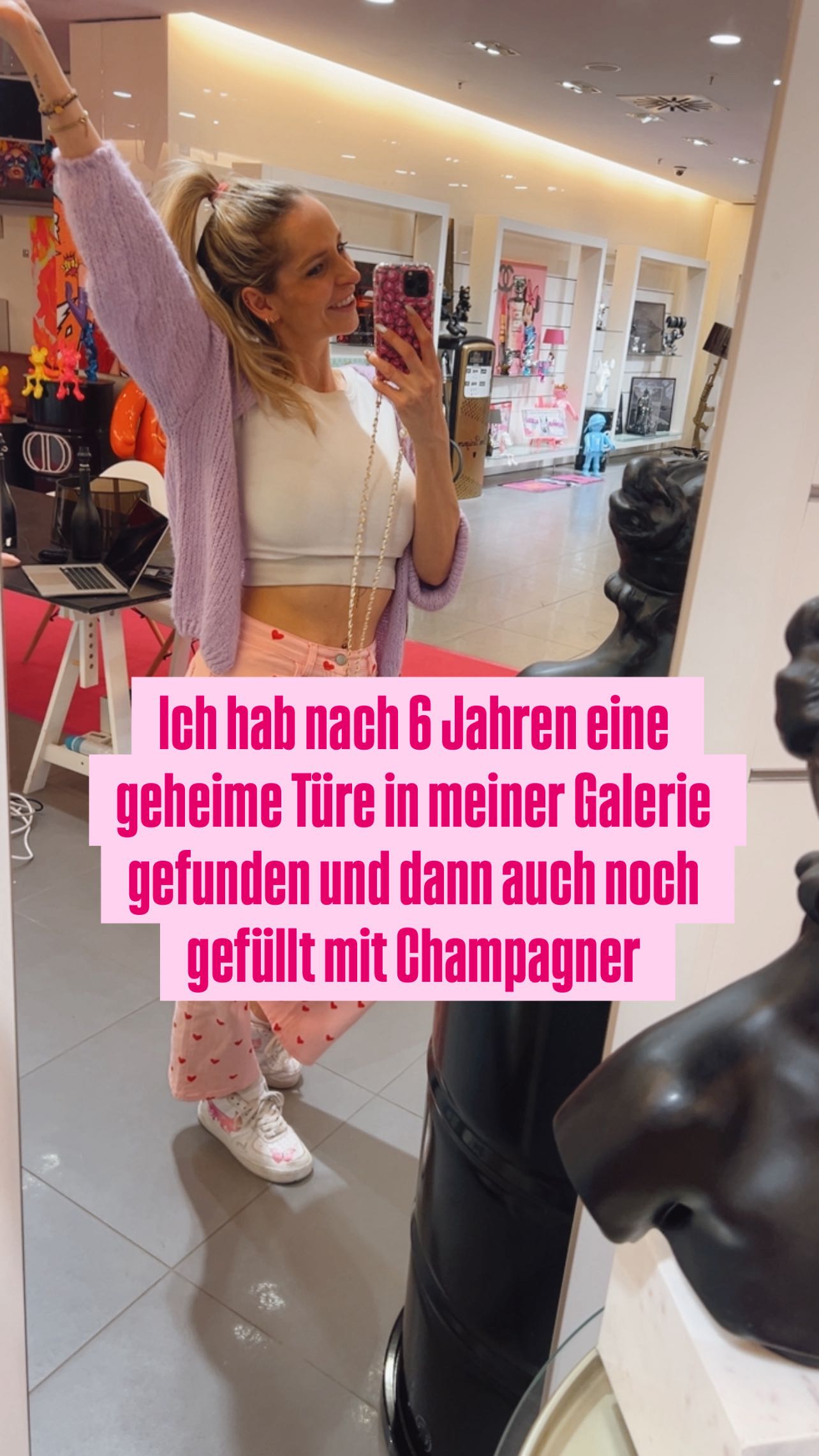 Sechs Jahre, in denen ich dachte, jeden Winkel meiner Galerie zu kennen.
Und dann… habe ich ihn gefunden.
Einen verborgenen Durchgang.Still. Unscheinbar. Fast so, als hätte er nur darauf gewartet, entdeckt zu werden.
Was dahinter lag, hat mich sprachlos gemacht:Ein geheimer Schrank – verborgen, perfekt versteckt, wie aus einer anderen Zeit.
Natürlich konnte ich nicht widerstehen.Dieser Ort hat sofort nach etwas Besonderem verlangt…
Jetzt ruhen dort meine Champagnerflaschen – verborgen, geschützt –bereit, in etwas Neues verwandelt zu werden:Safe Water Drink Champagner Bottle Lampen.
Manchmal findet man nicht einfach einen Raum.Man findet eine Geschichte, die schon lange darauf wartet, weitererzählt zu werden.
Und ich glaube… das war erst der Anfang. ✨