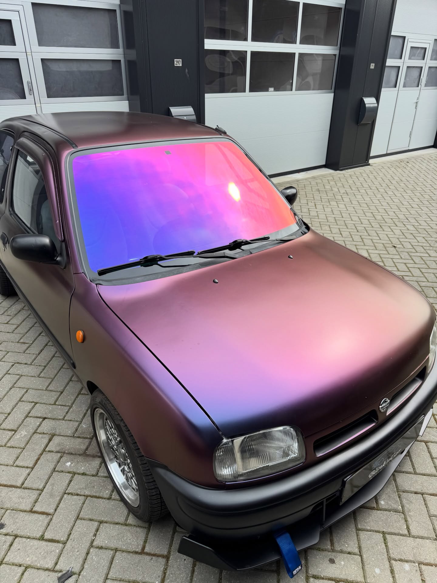 Even een persoonlijke win vandaag hoor, eindelijk een achterruit van een nissan micra k11 getint in een keer. Deze ruit is zo onwijs klote. Oh en natuurlijk deze knijper dikke popping purple chameleontint💜💜 thanks voor je komst en de gezelligheid @tinybutmightymicra