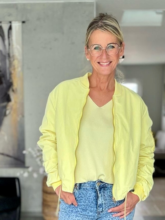 It’s Monday again 🤍✨
Neue Woche, neue Looks – und wir haben genau das Richtige für dich!
Entdecke wunderschöne Outfits in traumhaften Farben, die sofort gute Laune machen 🌈
Unsere neuen Hosen sind echte Hingucker – perfekt kombinierbar und einfach zum Verlieben!
Lass dich inspirieren, mix & match deine neuen Lieblingspieces und starte stylisch in die Woche 💫
👉 Swipe dich durch die Bilder und finde deinen neuen Lieblingslook!
Du wirst überrascht sein, wie schnell du dein neues Must-have entdeckst 😉🛍️
🔗 Link in der Bio
#fashionboxx #newweeknewlook #outfitinspiration #ootd #fashionliebe #styleinspo #neuekollektion #musthave #fashionstyle #instafashion #lookoftheday #trendstyles #modeinspiration #shoppingtime #boutiqueliebe