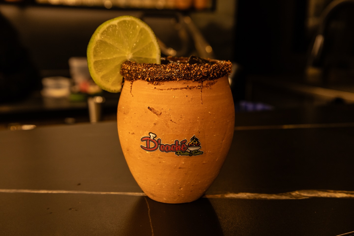 🍽️Restaurante recomendado: @dcacheparrilla
📌 Nota completa en Bloggaleriadearte.com
La historia de D’caché es un relato de resiliencia y pasión que late con la fuerza del carbón encendido. Lo que hace más de 16 años comenzó como un sueño y un pequeño negocio callejero, impulsado por la visión de Wilson (@mrwilson.parrilla) y su esposa Catalina, se ha transformado hoy en un restaurante para los amantes de la buena mesa.