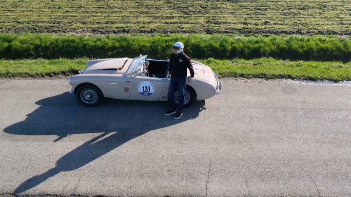 Please fasten your seat belt for flight hour 2: The Austin Healey 100/4 BN1 in Coronet Cream looks like a Royal Promise on four wheels – graceful, elegant and yet full of sporting power. A British Roadster dedicated to a Queen, whose Colour has become particularly rare in our Days. #AustinHealey #ClassicCar #Oldtimer #CoronetCream #QueenElizabeth @britishcarpassion @britishsportscars @britishmotormuseum @gentlemendrivers_official @britishracingmotors @classicdriver