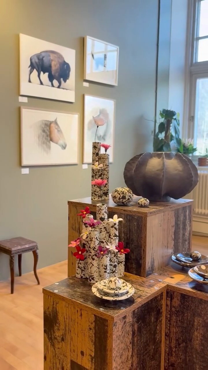 I veckan slog @lafabrique_spinneriet upp dörrarna till sitt vackra galleri!
Detta är en butik fylld med konstnärer och keramiker som ställer ut och säljer sina verk 🎨.
Detta vill ni inte missa, sväng förbi i helgen och införskaffa hemmets nya konstverk☀️