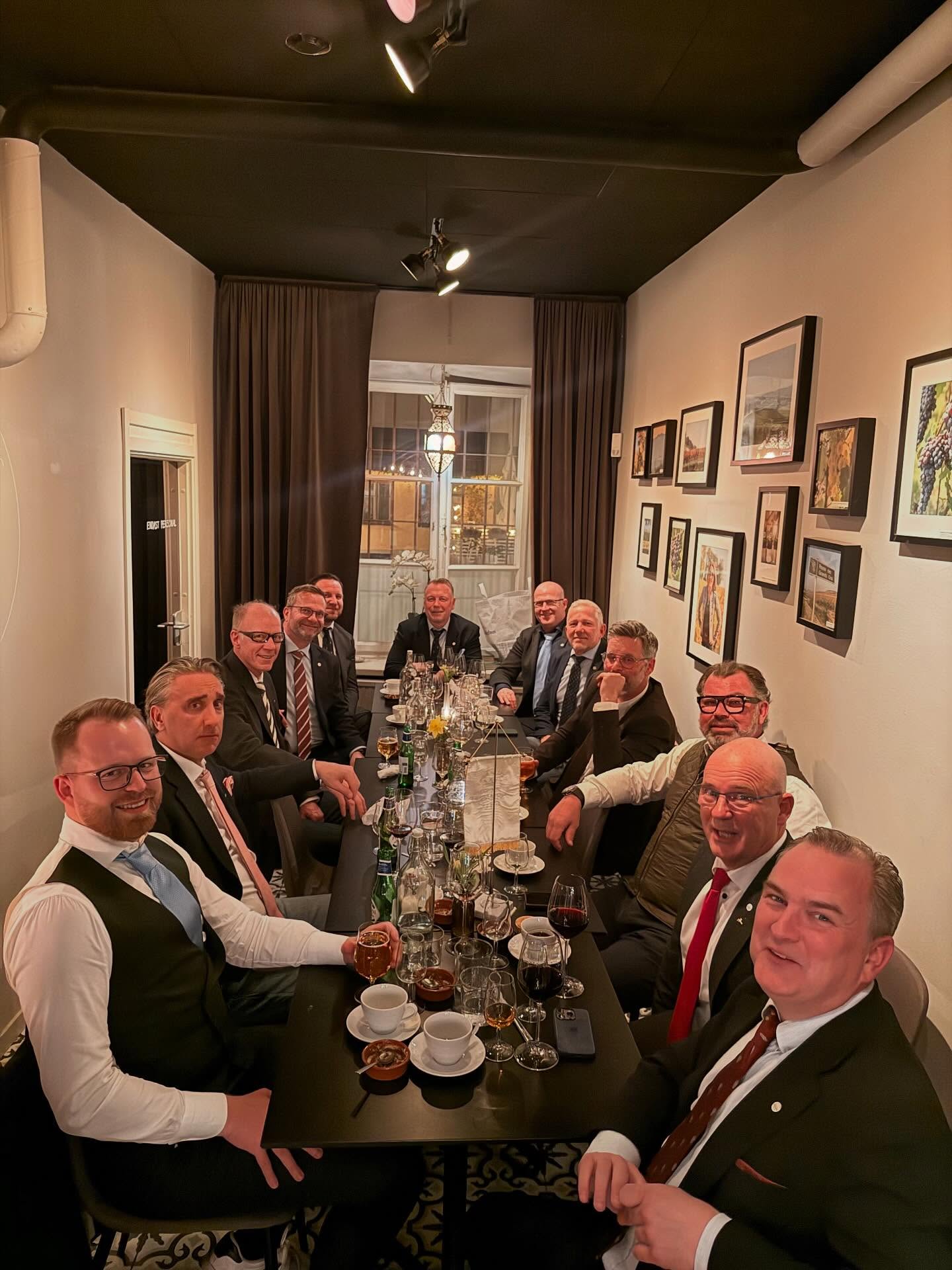 Härligt stämning när detta trevliga sällskap bokat vårt Chambre Separee för sin sammankomst som avslutades med en välkomponerad 3-rätters middag.
Är du också intresserad av att boka vårt Chambre Separee för en privat sittning för 10-15 personer? Mejla till admin@kungsholmensvinbar.se eller kom in och prata med oss 🤗