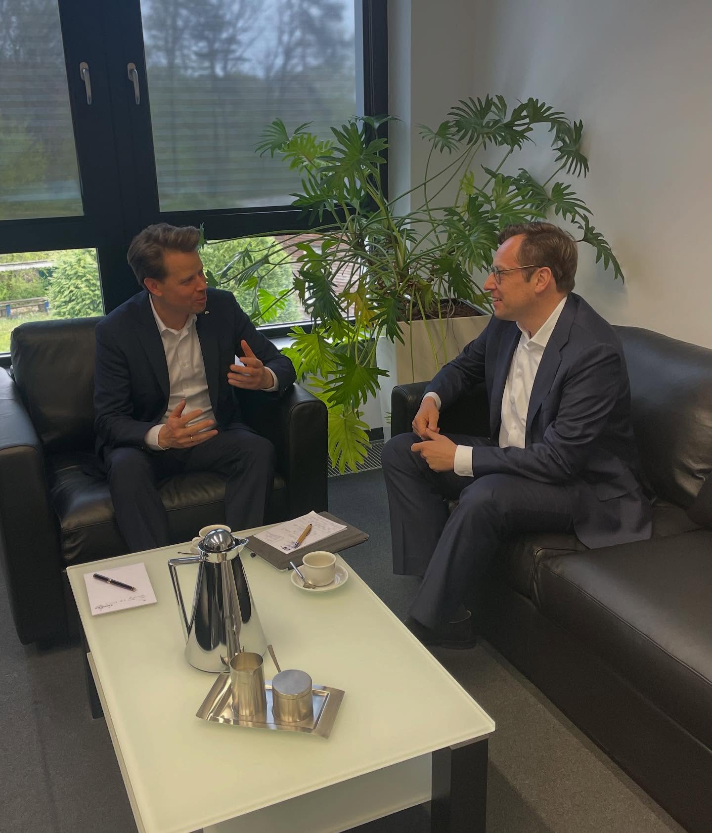 Ein schönes Wiedersehen in neuen Rollen stand heute an meinem ersten Tag nach dem Osterurlaub auf dem Programm: Ich habe mich mit dem neuen Leiter der IHK-Geschäftsstelle Leverkusen / Rhein-Berg, Alexander Felsch, ausgetauscht.
Es ging um wirtschaftspolitische Themen und insbesondere um den Bildungsstandort RBK sowie die Berührungspunkte zwischen IHK und Kreis.
Wir kennen uns gut und werden vertrauensvoll im Sinne der Unternehmen bei uns im Kreis zusammenarbeiten.
#rheinischbergischerkreis #wirtschaftsförderung