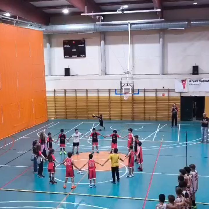 Y llega otra fecha marcada en el calendario y vuelve el "picorcito",y aunque,x las fechas en ls q estamos,podría ser alergia,tods sabíamos q no,q venía un partido importante y q teníamos q competir y estar concentrados,son esos partidos q gusta jugar,q los nervios aparecen antes xo q a veces se acaban con el salto inicial.Partidos q te enganchan como jugador y ellos,con sus apenas dos lustros recién cumplidos,ya lo han sentido,xq se lo han ganado durante la temporada.Para nosotros son Campeones.
Aunque podríamos pensar q era el partido + importante de la temporada y q toda nuestra vida gravitaba en torno al resultado,no es cierto,la vida sigue x mucho q durante estos días haya sido nuestro principal tema de conversación.
Desde el calentamiento ya se veía q el partido iba a ser algo parecido a David contra Goliat,nuestros campeones tendrían q poner en práctica todo lo trabajado,en especial,todo lo q nos ha costado más interiorizar,los conceptos menos intuitivos y además,tenían q ejecutarlos a la perfección.
Y así fue,en parte ls nervios atenazaban a algunos y no les dejó aportar como lo hacen habitualmente,y sorprendentemente otros,se colaban entre las líneas enemigas xa anotar,x encima de ls torres de sus defensores.
Y lo malo no fue perder,lo malo fue q no se creyeran que son buenos,que el trabajo ha dado resultados,q concentrados y enfocados son grands,lo malo fue que no pensaran q podían hacerlo.
¿Y si lo hubieran pensando?.
Seguramente el resultado hubiera sido el mismo,xo sus decisiones,sus caras,nos habrían trasmitido durante el partido otro mensaje,uno + alineado con lo q buscamos como entrenadores,que disfruten jugando al baloncesto,independientemente del resultado.
Lo bueno es q,no todo acaba aquí,no todo es tan dramático,trabajaremos esta semana xa la vuelta,xa levantar la cabeza y podr mostrar otra cara,+ parecida a la q nos hubiera gustado ver y seguro que ellos son capaces de alcanzar.
¿Y después?
Seguiremos trabajando y enseñando nuestra manera de ver el basket y la competición,ya q xa ellos esto acaba de empezar y tienen q seguir creciendo xa ser lo grandes y competitivos q nosotros nos imaginamos,independientemente del rival.
¡Orgullosos!