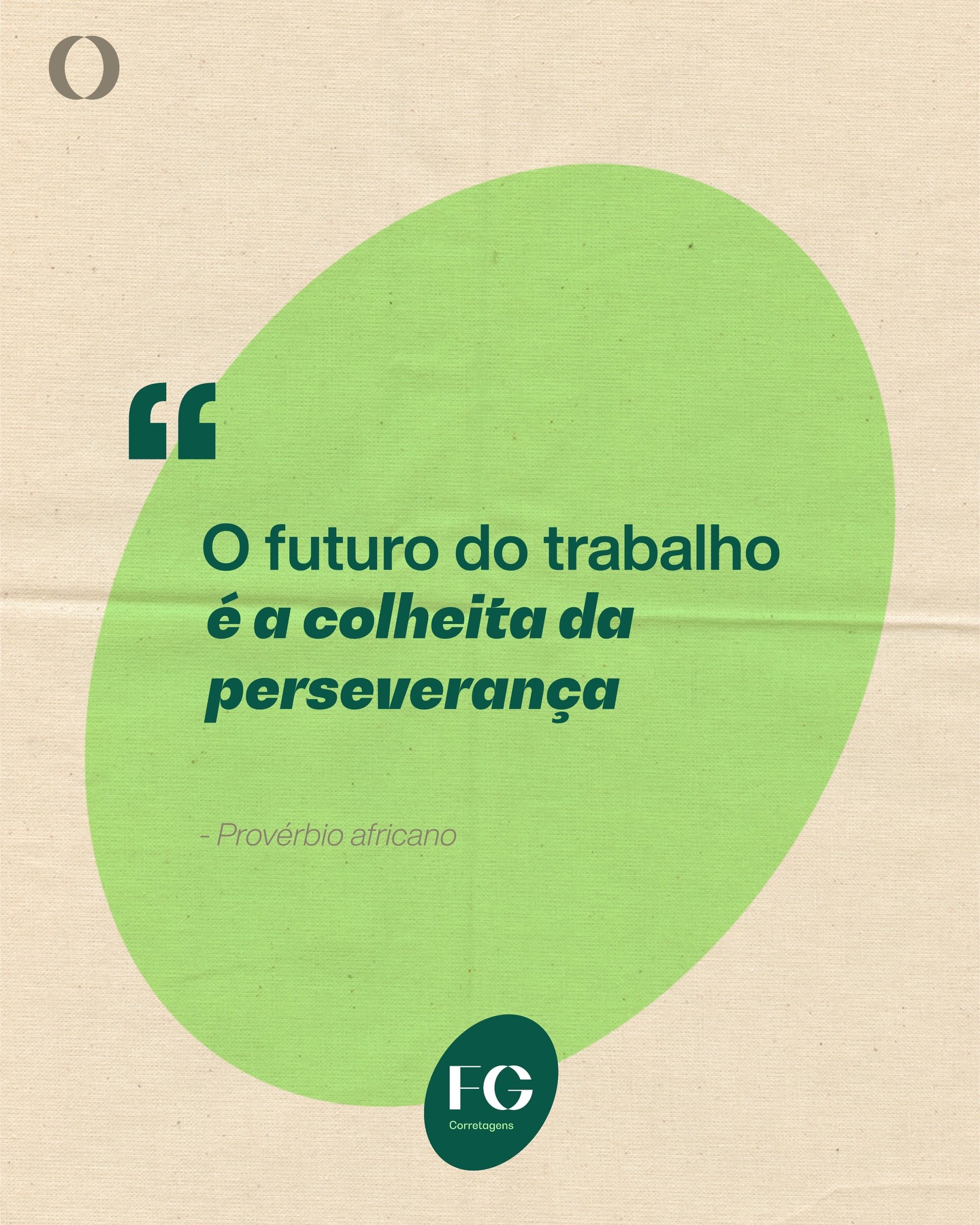 Há provérbios que condensam séculos de sabedoria. Este, de origem africana, une duas imagens poderosas: o trabalho como ciclo agrícola e o futuro como recompensa que não se conquista da noite para o dia.
Nós muito bem sabemos que, nenhum agricultor colhe sem preparar a terra, plantar, regar e proteger as mudas. Da mesma forma, nenhum profissional alcança resultados sólidos sem atravessar a estação silenciosa do cultivo — quando o progresso ainda não é visível.
A perseverança não é repetição cansativa. É manter o rumo quando os primeiros resultados demoram. É insistir no que exige constância, mesmo diante de falhas temporárias. O trabalho contemporâneo — marcado por mudanças tecnológicas e pressão por entregas rápidas — tenta nos convencer de que tudo deveria ser uma safra instantânea.
A perseverança sem direção é teimosia; com propósito, transforma obstáculos em adubo. O futuro não premia apenas os talentosos, mas aqueles que entenderam que o trabalho significativo demanda tempo, respeito aos processos e a humildade de reconhecer cada estação.
O futuro não está lá na frente, esperando; ele está sendo semeado agora, em cada tarefa repetida com excelência, em cada recomeço após uma frustração.
