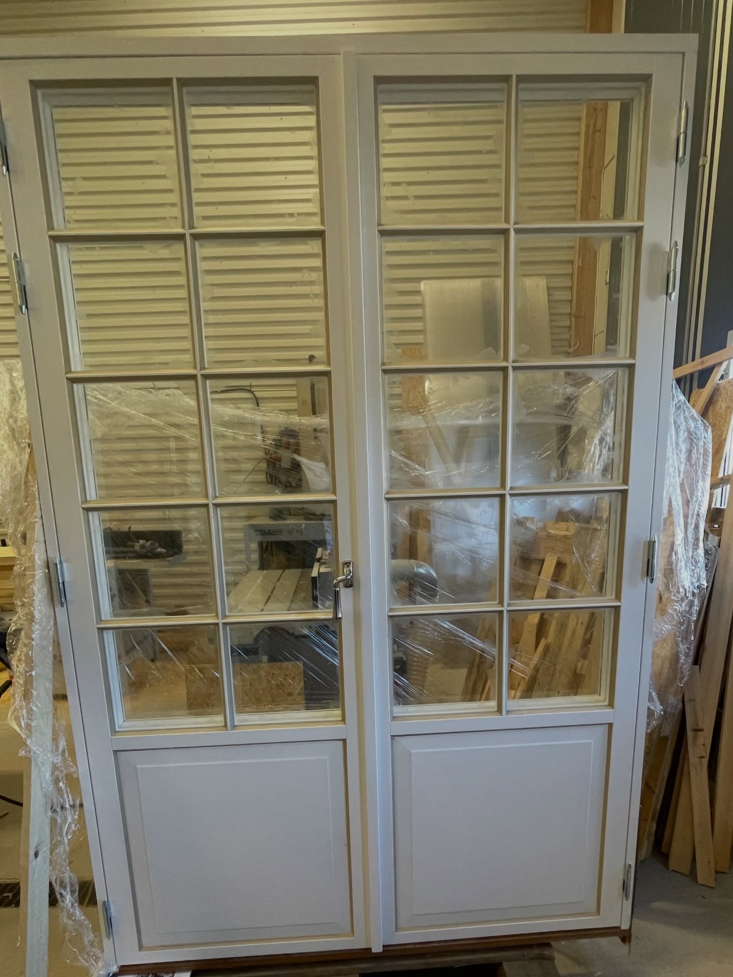 En grundmålad och alldeles nykittad fönsterdörr. Kunden ska färdigmåla den själv. I guldockra som jag förstod det🤩
#fönster #balkongdörr #morinsfönsterhantverk #östersund #jämtland