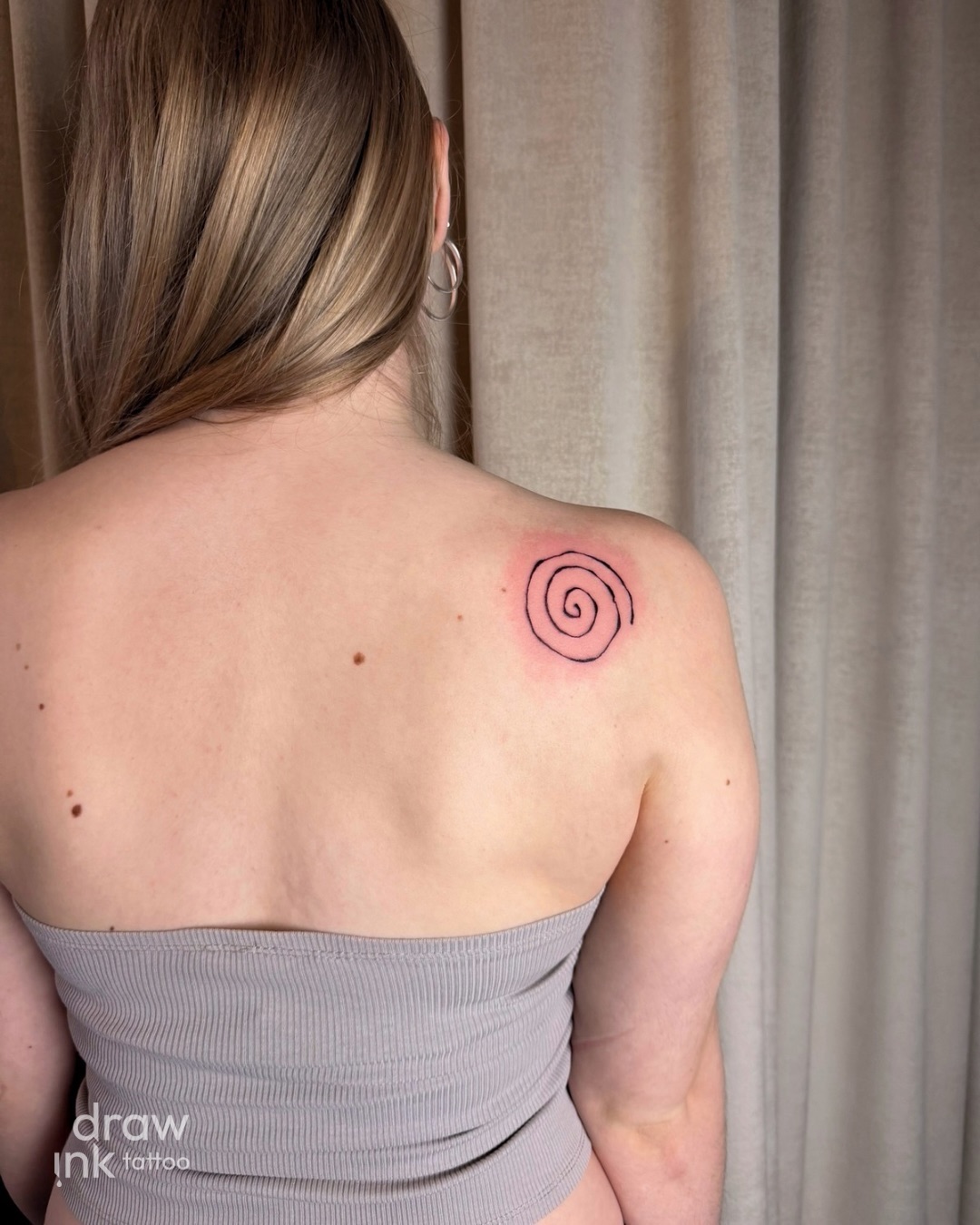 minimal form, meaningful design 🌀
#minimaltattoo #spiraltattoo #linework