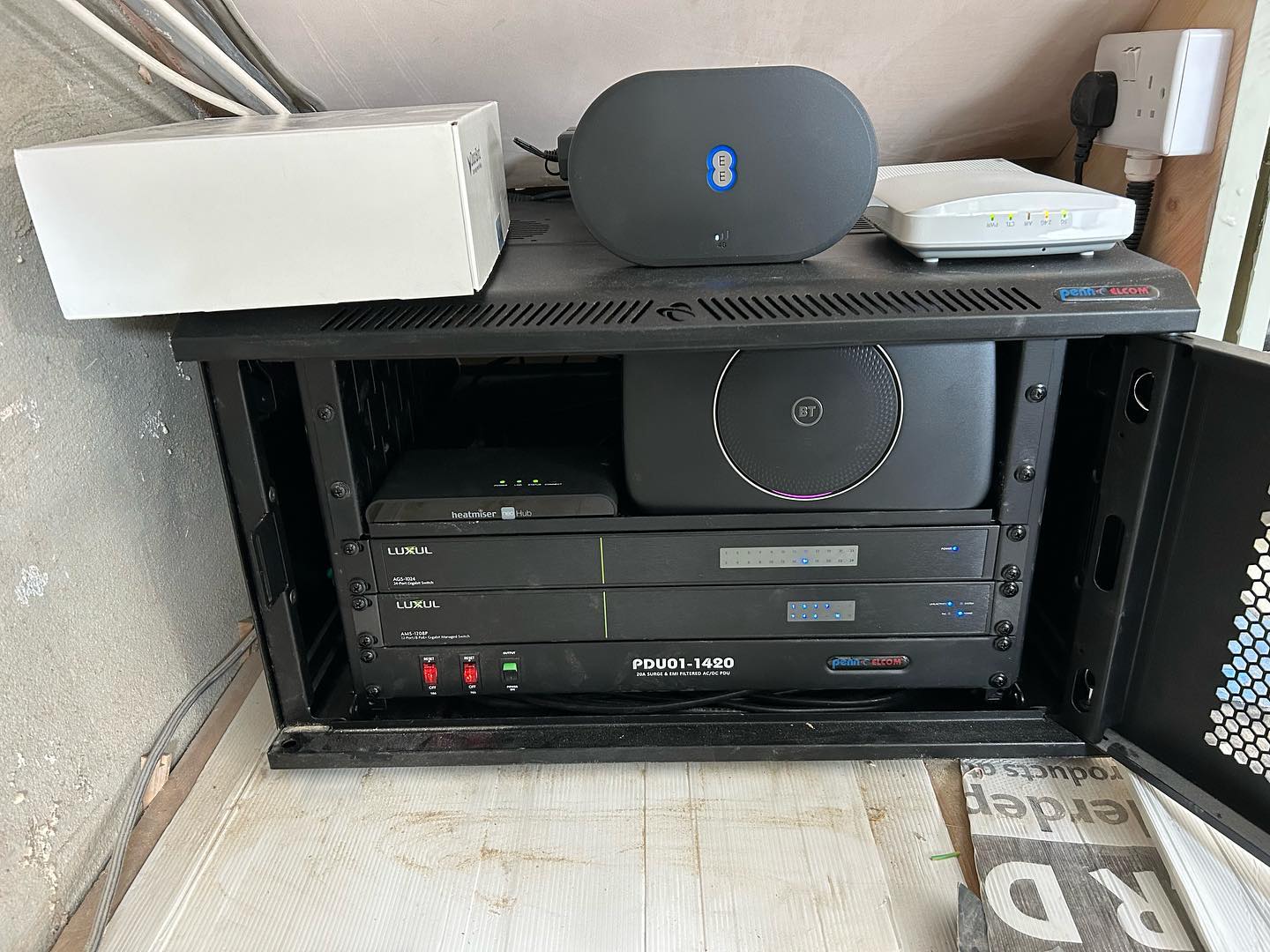 Kensington project
Internet live date is a week today but with EE unbreakable Wi-Fi we have managed to configure the Wi-Fi, the Heatmiser and the DoorBird. #unbreakablewifi #ee #heatmiser #dorrbird #rukus #custuminstall #wifi