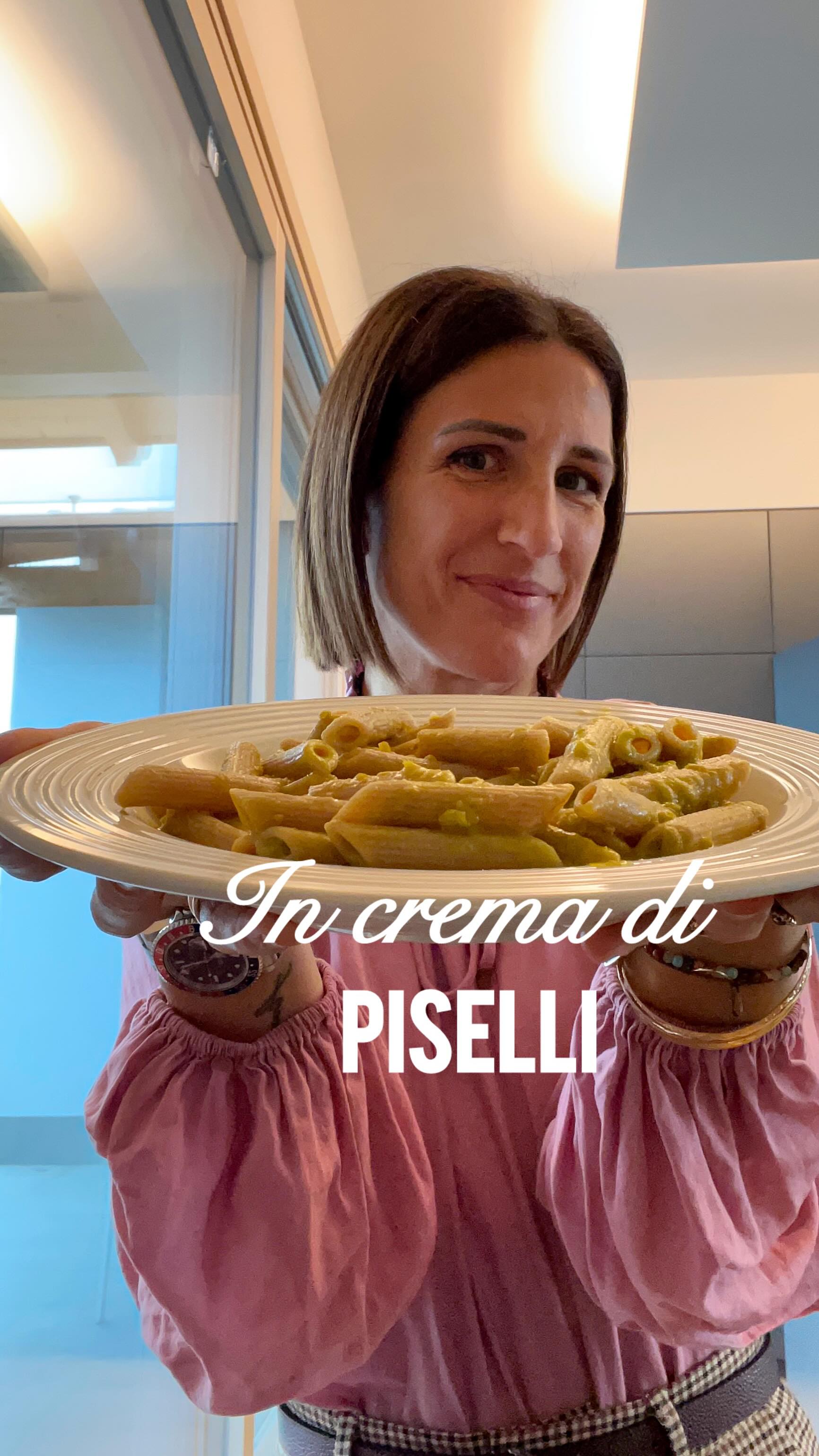 ✨ PENNE AL FARRO IN CREMA DI PISELLI ✨
(la ricetta salva-cena che ti farà sentire uno chef (o quasi) in meno di 10 minuti 😎)
Hai presente quei giorni in cui hai fame ORA e zero tempo di cucinare?
Ecco, questa è la soluzione 💚
🥣 Ingredienti per 2:
- 180 g di penne integrali al farro
- 1 scatola di piselli
- 2 cucchiaini di lievito alimentare in scaglie
- sale e olio q.b.
👩🍳 Procedimento:
Frulla i piselli fino a ottenere una crema vellutata. Aggiungi il lievito alimentare per un tocco super saporito e aggiusta con sale e olio.
Scola la pasta e saltala in padella con la crema: se serve, aggiungi un goccio di acqua di cottura per renderla ancora più cremosa…
⏱️ Tempo totale? Meno del tempo di cottura della pasta.
💡 Risultato? Un piatto sano, veloce e incredibilmente buono.
Salva la ricetta e provala stasera! 👇
Fammi sapere nei commenti se sei team “ricette veloci” oppure no !
#valigiainfarinata #ricetteveloci #cucinavegana #pranzosano #zerοsprechi
penne al farro, crema di piselli, ricette veloci, pasta vegana, ricette sane, cucina facile, piatti veloci, ricette economiche, pasta cremosa, idee pranzo veloci