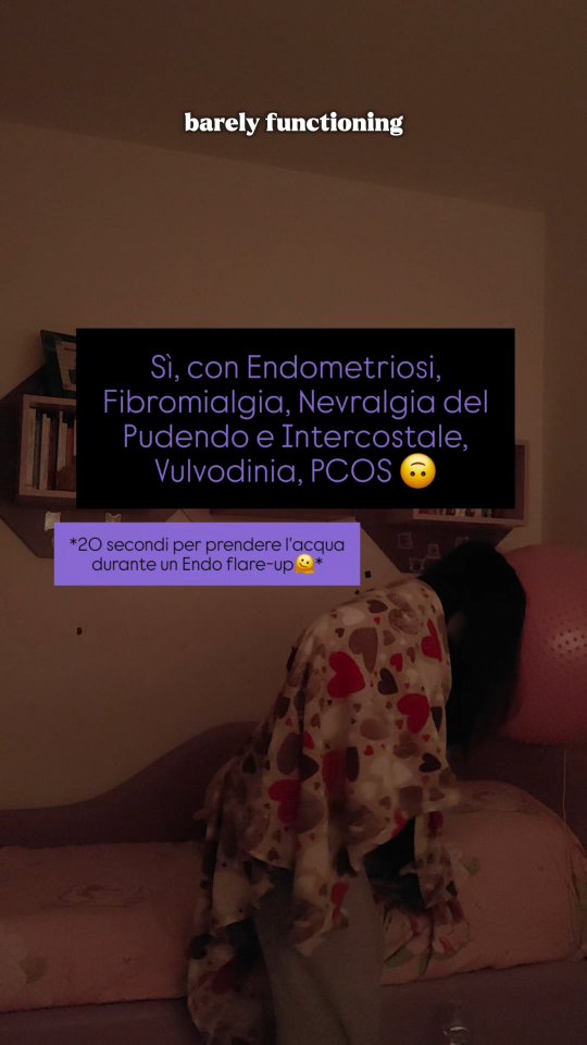 🎗𝑰’𝒎 𝒃𝒖𝒊𝒍𝒕 𝒅𝒊𝒇𝒇𝒆𝒓𝒆𝒏𝒕.
Sì. Sono costruita diversa.
Endometriosi.
Fibromialgia.
Neuropatia Intercostale e del Pudendo.
Vulvodinia.
PCOS.
💛Un corpo che non segue le “regole standard”.
Un sistema nervoso che amplifica.
Un’infiammazione che non puoi ignorare.
🤌🏼E no, non basta “mangiare bene e allenarsi”.
Ma sono fondamentali.
Perché queste condizioni condividono meccanismi reali:
→ infiammazione cronica
→ sensibilizzazione del sistema nervoso
→ disregolazione ormonale
Non è motivazione.
È fisiologia.
Rispettarmi, per me, significa questo:
🤸🏻♀️allenarmi quando posso, adattando
🍳nutrirmi per sostenere, non punire
🌻regolare il mio sistema nervoso
ascoltare i segnali (anche quando fanno paura)
E sì, anche seguire tutte le terapie necessarie.
Perché la verità è doppia.
Da una parte:
❌ mancano tutele
❌ mancano leggi adeguate
❌ il dolore cronico è ancora invisibile
E lo dirò sempre.
🫂Dall’altra parte, però, c’è qualcosa che dipende da me.
E ignorarlo non mi protegge.
Prendermi cura di ciò che posso gestire
non è colpa.
È responsabilità.
❤️🔥“I’m built different” non è solo ironia.
È consapevolezza.
E ogni giorno scelgo
di lavorare con questo corpo,
non contro.
💜 Tu in che fase sei?
Stai combattendo il tuo corpo
o stai imparando a collaborare con lui?
#NutriamociDiVita #Endometriosi #Vulvodinia #Fibromialgia #Allenamento