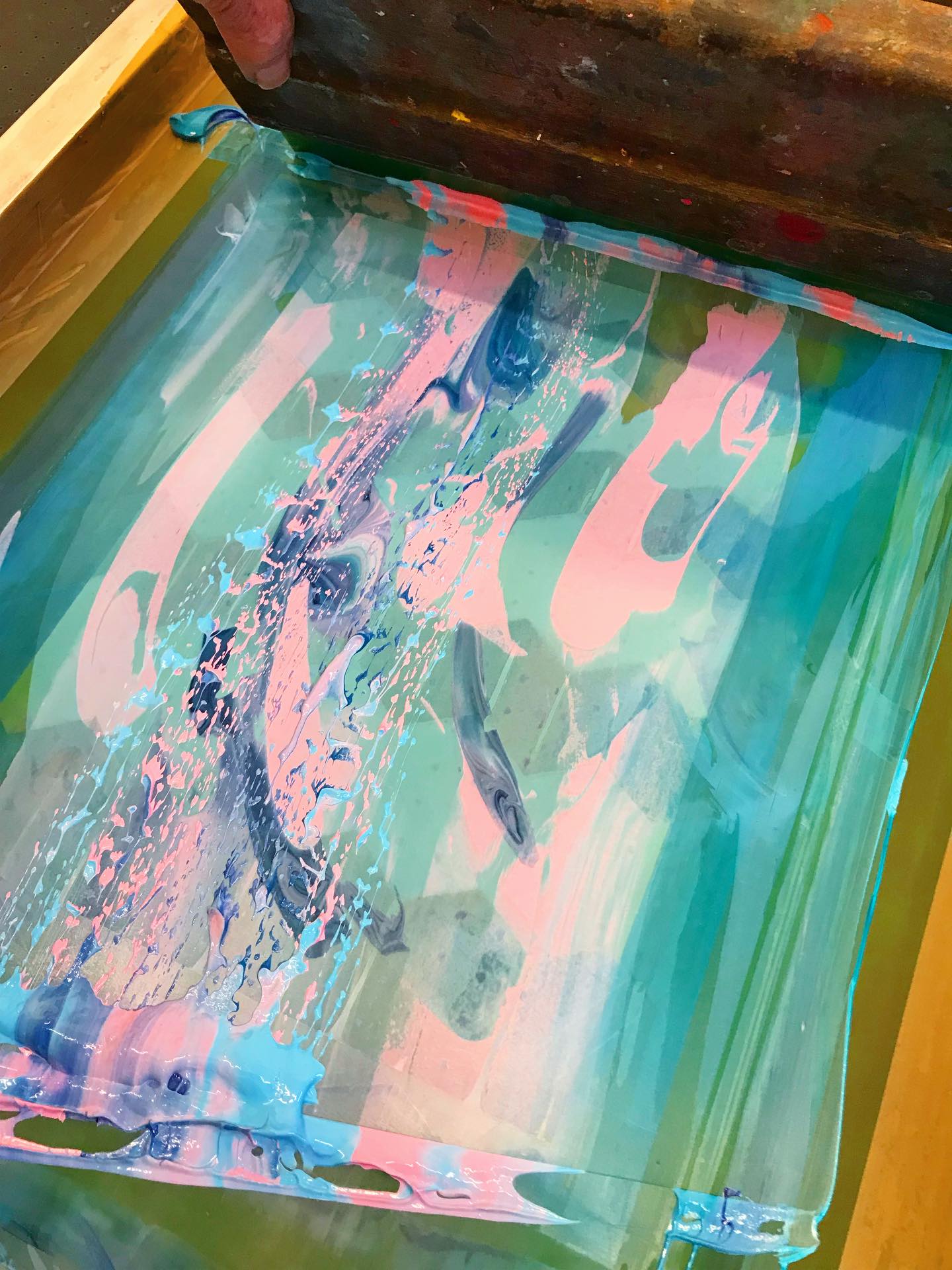 We love screen monoprinting ❤️ here’s a few pictures from our Friday morning class, such an exciting and spontaneous technique ✨
#screenmonoprint #monoprinting #uniquescreenprint #painterlyprints #trysonethingnew