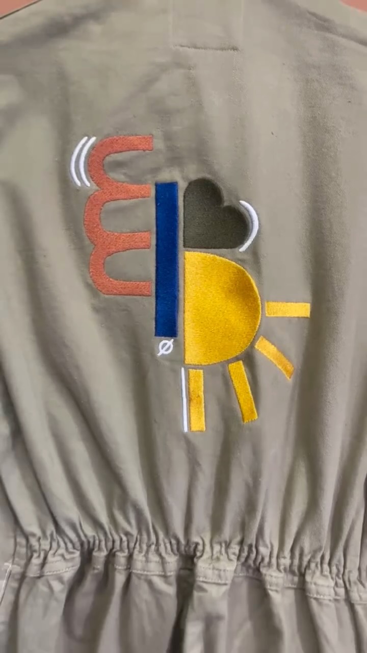 •Chinage, lavage, customisation : donne une seconde vie unique à chaque pièce•
♻️
#ombeline___________ #bleudetravail #upcycling