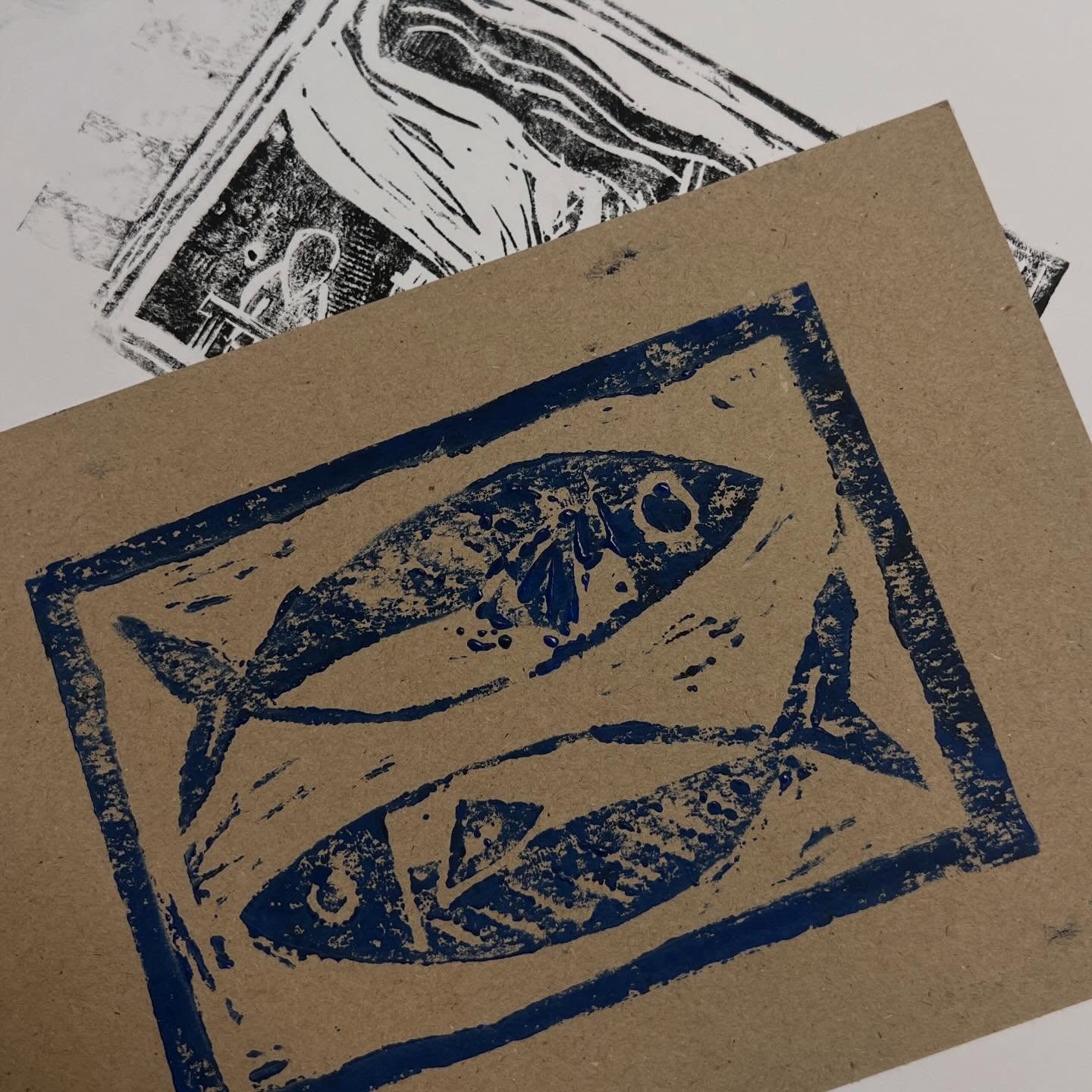 Trykteknik kurset i samarbejde med #loftrekanten - verdens bedste og sjoveste hold. I dag linoleumstryk - næste gang amok i geleprint!! #kunstkompas #fælleskab #tryk #lof