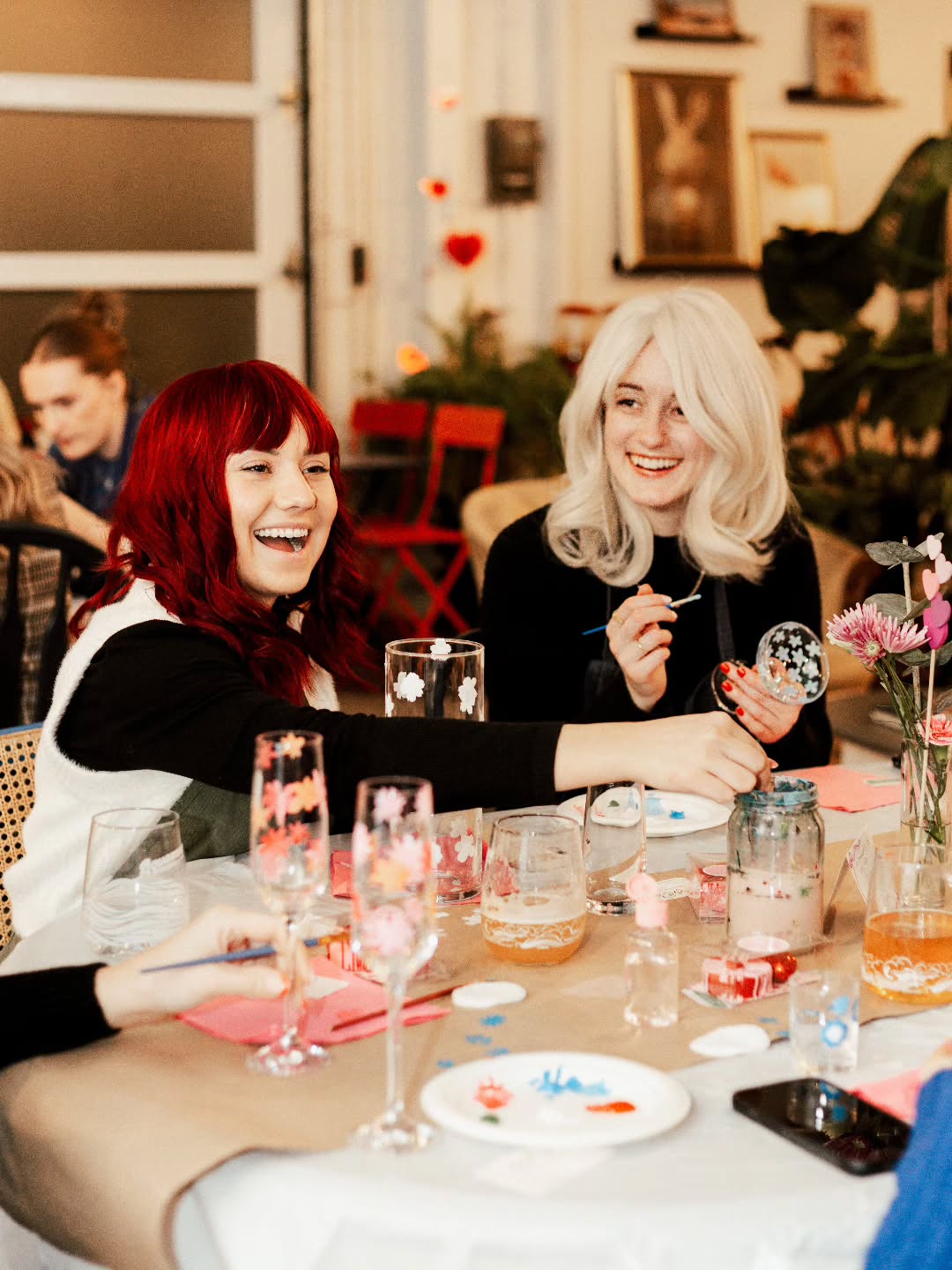 Lets talk vibes.
When you come to my paint nights, its not about being "good" at art.
Its just about showing up.
Having fun.
Connecting with people.
Hanging out.
Maybe even messing up, and laughing it off.
Surprising yourself a little.
Thats it.
No pressure, just a good time π©·