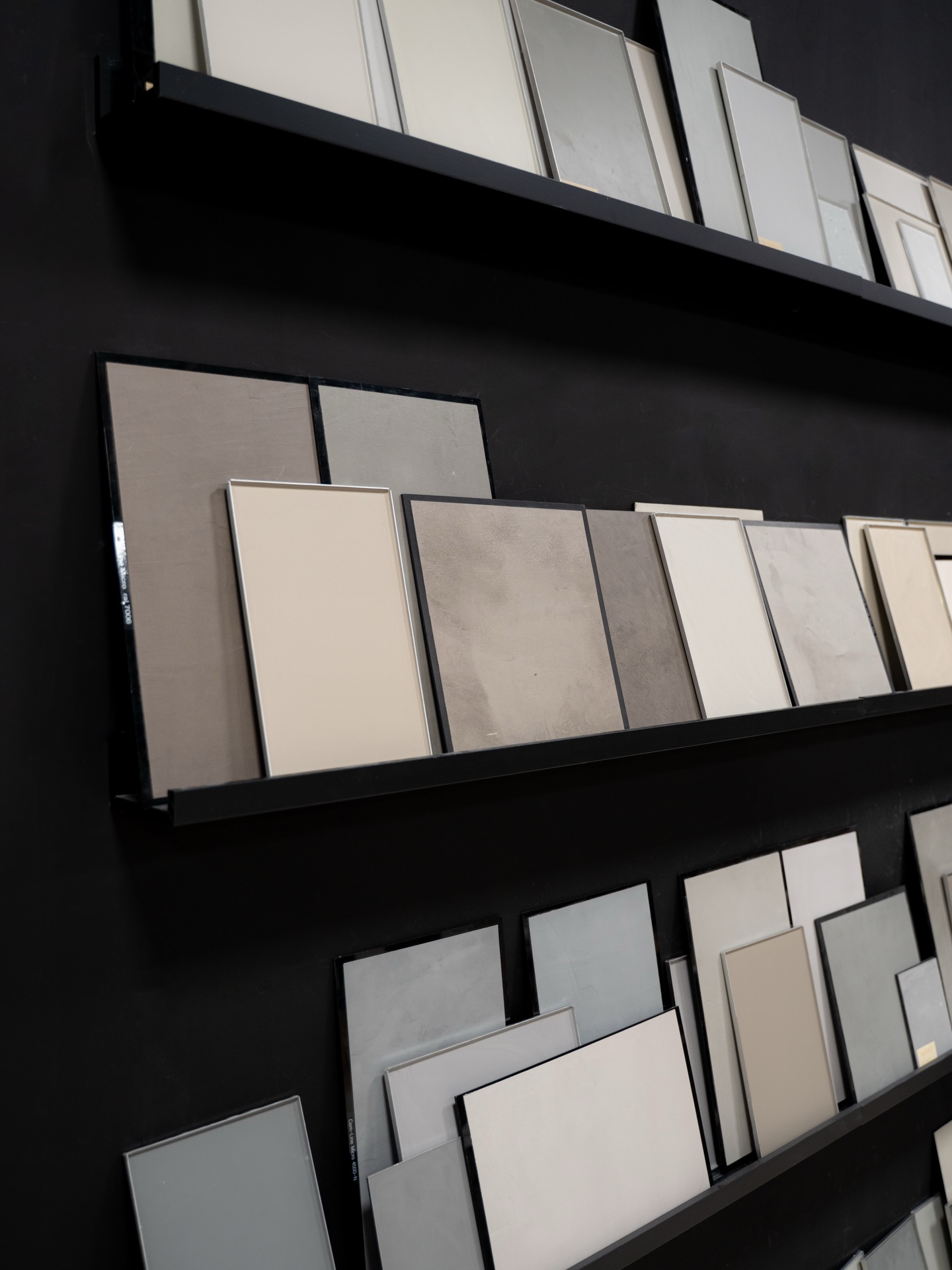 Wist je dat wij ooit begonnen zijn met gietvloeren?
In onze showroom vind je nog steeds een hele wand vol stalen.
Van rustig tot uitgesproken – wat vind jij van gietvloeren?