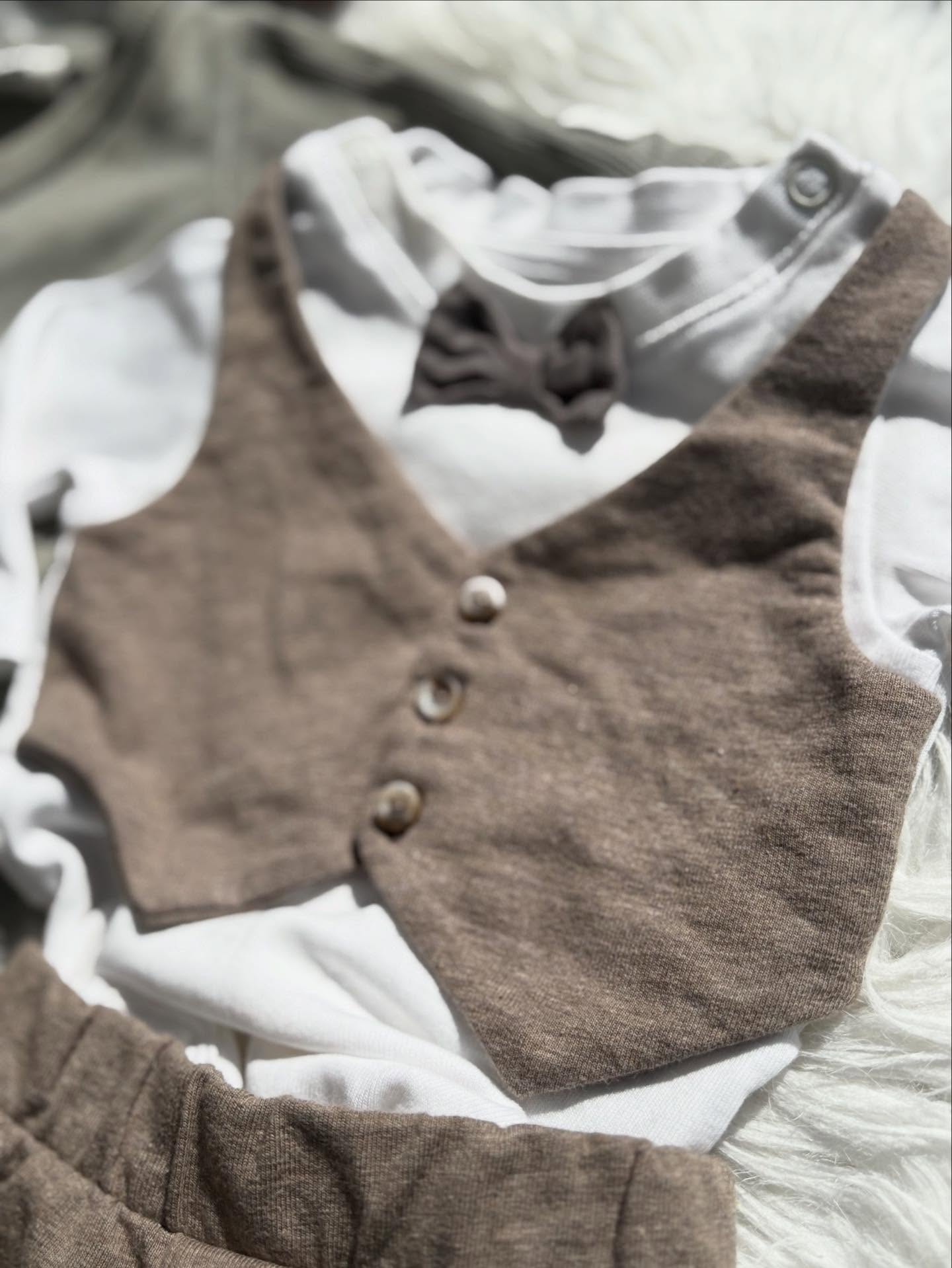 Bebiskläder storlek 50 💛
Brun body, Kappahl - 49kr
Grön body, Kappahl - 49kr
Set, H&M - 79kr