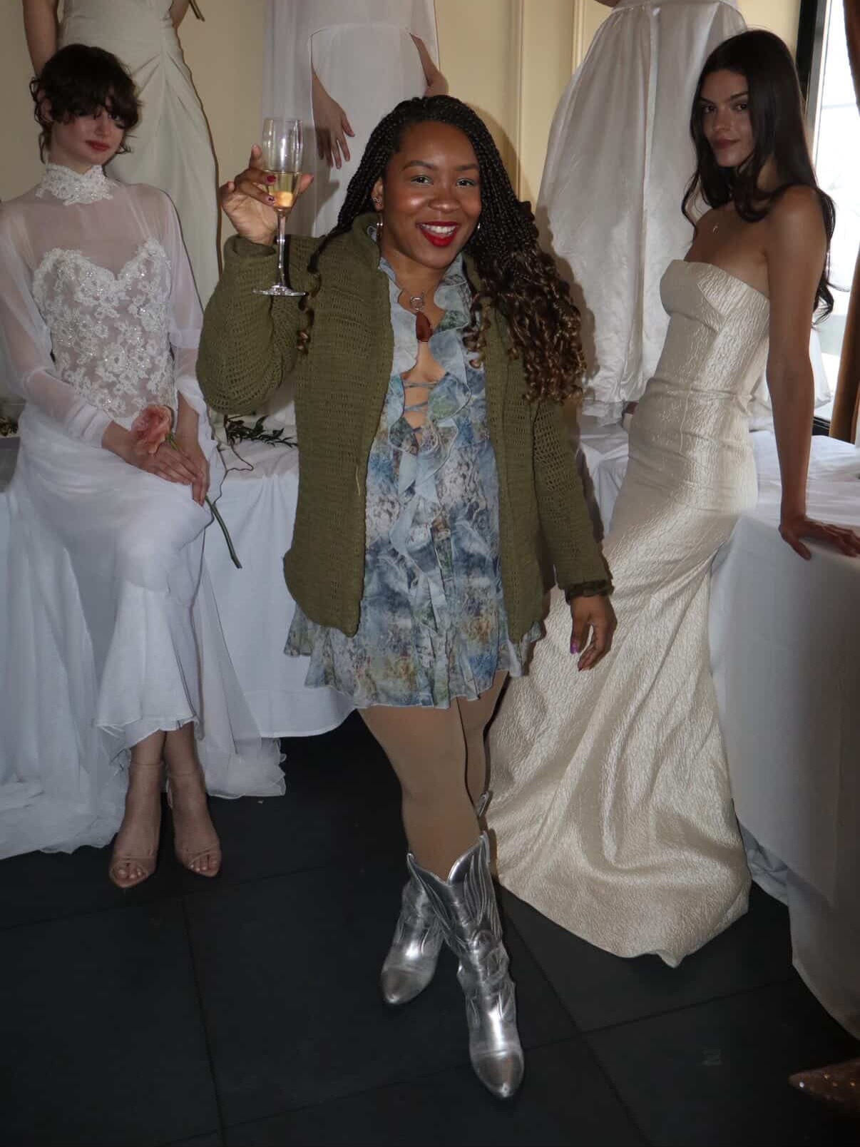 Happy Monday! Let’s start this week with a little joy and intention ✨
Lesson for the week: Say yes to experiences that inspire you. You never know what moment will spark creativity, confidence, or a new dream.
I had the best time looking at vintage wedding dress pieces truly magical. The whole experience had me like… sheesh, where is my husband so we could just elope and be happy forever? 😂 lol jk… but am I really?
Thank you @rerackedvintage for having me! 🤍
PC: @graces.flic thank you Queen 🫶🏽✨
#nyclifestyleblogger #blackfashionista #nycfashionbloggers #bridalweeknyc #nyccreative