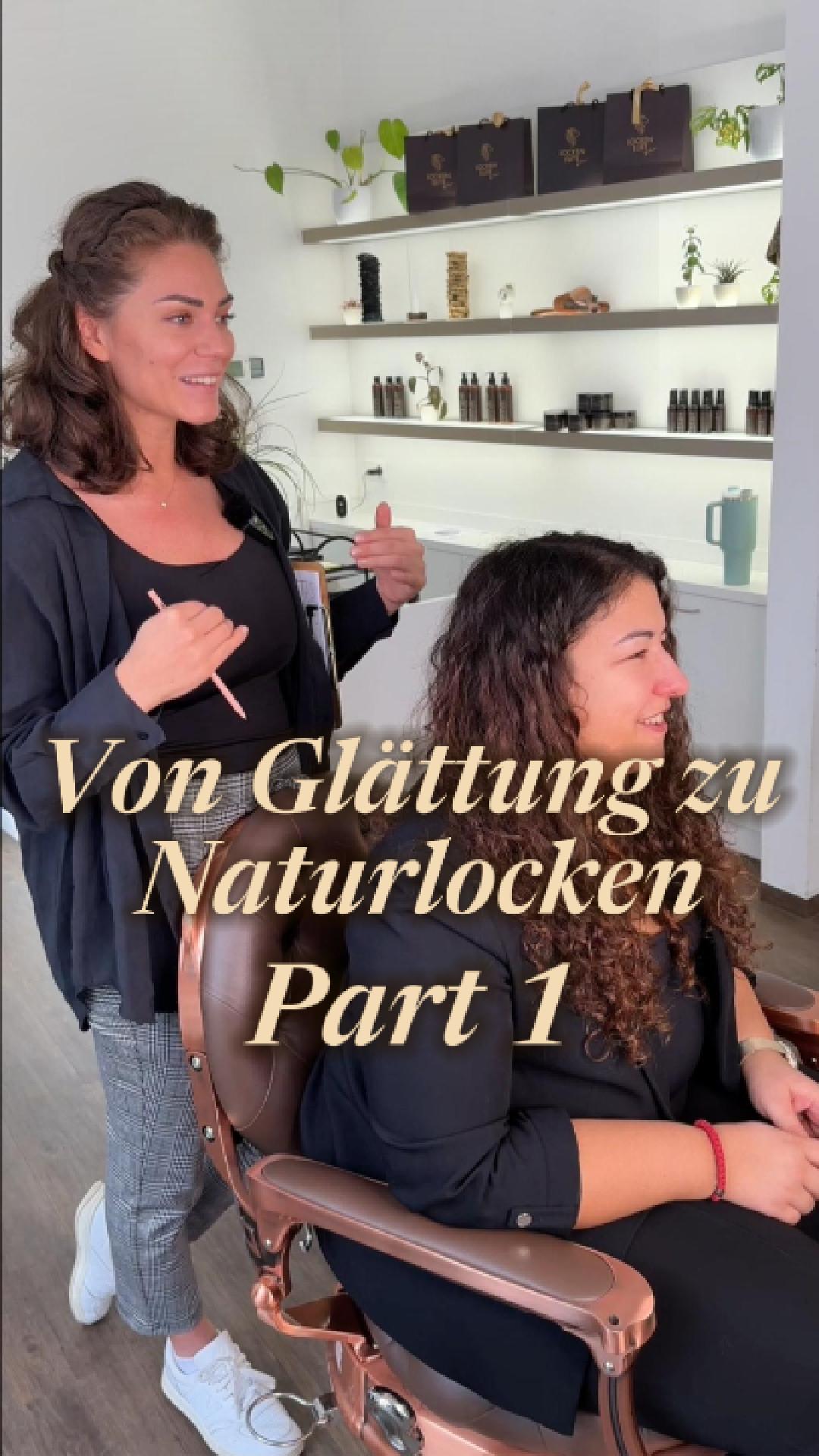 Part 1 | Ein absoluter Härtefall 😱
Unsere Kundin wünscht sich, von chemisch behandeltem Haar zurück zu ihrer natürlichen Struktur zu finden.
Wir begleiten sie auf diesem Weg und unterstützen sie dabei, Schritt für Schritt wieder zu gesunden, gepflegten und definierten Locken zu kommen. 🌱 ☺️
Du möchtest das auch?
Dann kannst auf lockenelite.at unser Formular nutzen, um für deinen Termin anzufragen.
Wir freuen uns auf dich. 🥰
#lockenelite #naturfriseur #vegan #locken #curly #wien