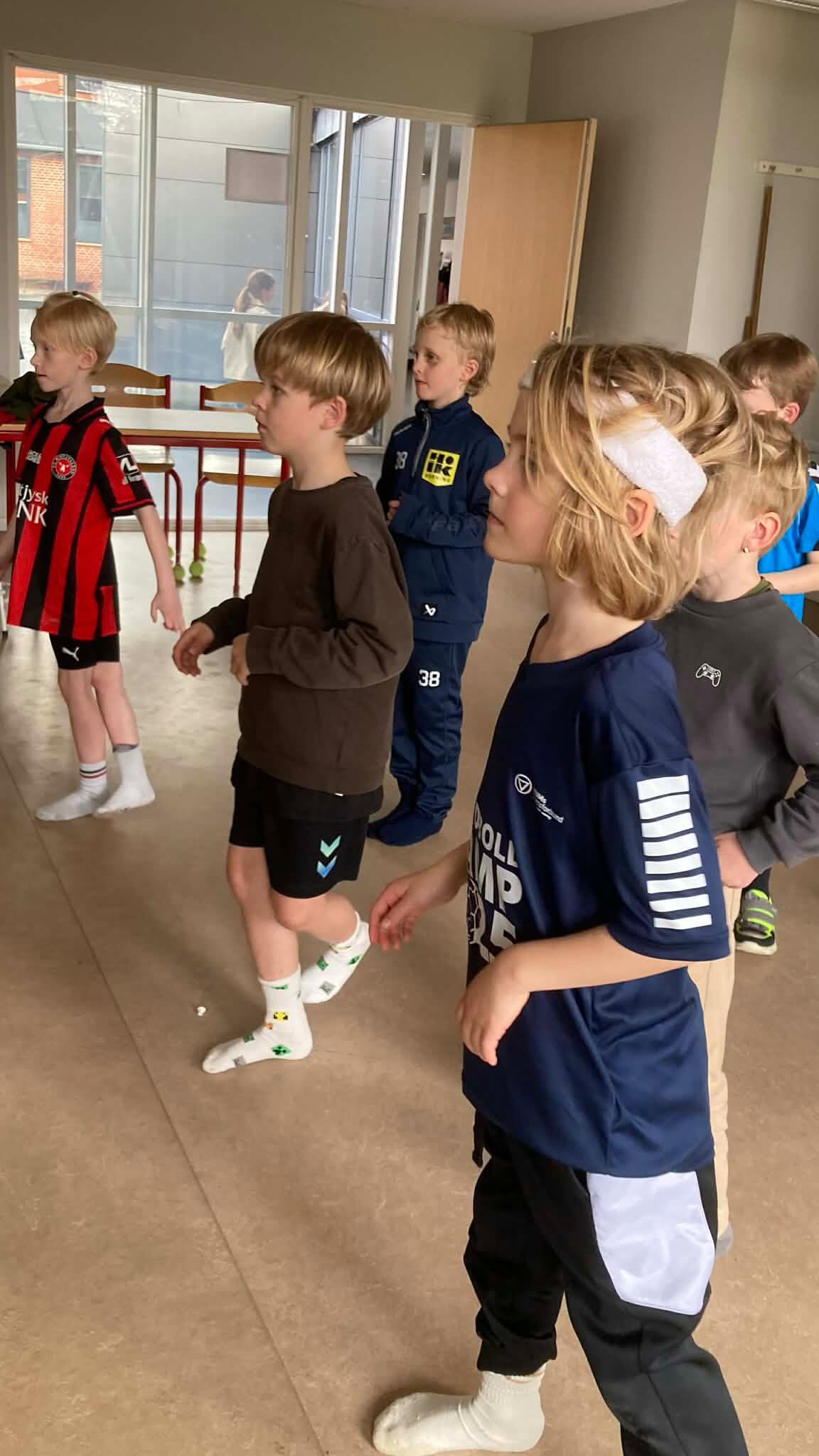 FÆLLES FAGDAG PÅ DANSEGULVET 💃🕺🏻
I ugen op til påske havde 1. klasse og 7. klasse deres fagdag sammen 😃
De ældre elever fra 7. klasse lærte de yngre i 1. klasse at danse linedance 🤠👖🥾
Først øvede drengene og pigerne sig hver for sig. Derefter dansede de sammen i gymnastiksalen, og sikke en oplevelse det var at se:
😍 De superseje elever i 1. klasse øve sig og danse med stor koncentration og vilje til at prøve. Stærkt at springe ud i noget nyt, som faktisk var ret svært.
😍 Gode og tålmodige 7. klasser, som var gode til at lære fra sig - med stor tålmodighed og omsorg for de yngste
For os er det friskoleånd, når det er bedst: Fællesskab, store og små, sammen 🥰
#Fagdag #LineDance #Friskoleånd #HerningFriskole #EtGodtStedAtLæreVæreOgVokse