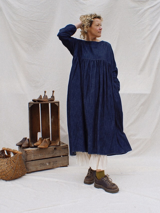 Hoping for some nice weather this weekend 🤞🏼 And we’ve just had another roll of linen denim delivered so if you’ve been tempted by one of these deep blue pieces, now is the time 🌀 Happy Friday folks 🌞