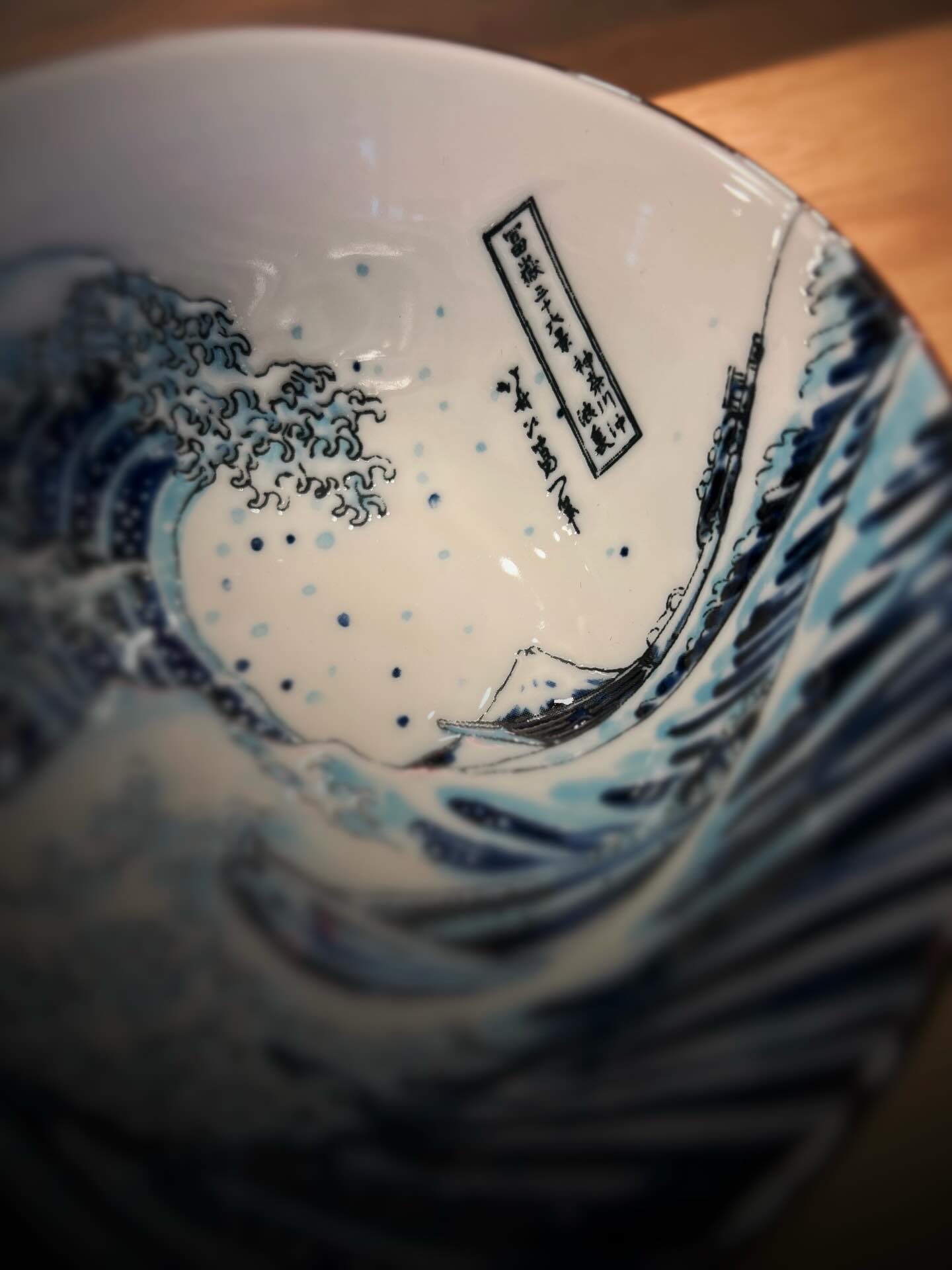 Bring a touch of timeless Japanese art to your table 🌊✨
Our Hokusai Masterpieces Bowl Gift Set features two iconic designs — The Great Wave and Red Fuji — beautifully reimagined on elegant porcelain bowls. Crafted with a special water-repellent technique, each piece has a subtle raised texture that brings the artwork to life.
Paired with matching chopsticks and presented in a sleek gift box, it’s perfect for everyday dining or as a thoughtful gift 🎁
Made in Japan 🇯🇵
Add a little artistry to your daily moments.
Now offering worldwide shipping! 🌍
📍This product is consigned at 111 Water Lane,Leeds📍
🛒Shop 👉🏻 www.sheepmaimai.co.uk (linked in bio)
#SheepMaiMai #JapaneseTableware #Hokusai #GreatWave #RedFuji