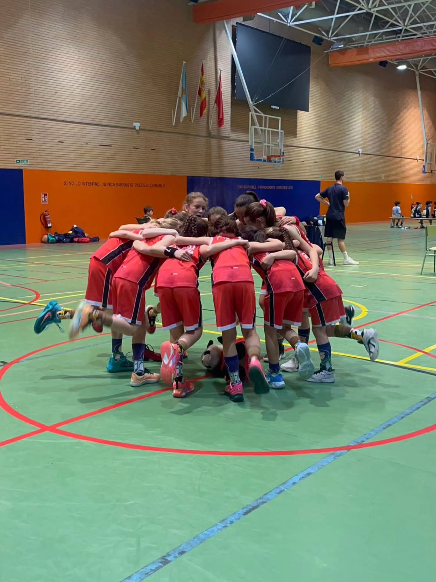 El Benjamín 2016 A femenino disputó su primer partido de Playoff contra Lions Arroyomolinos y el equipo firmó por fin un partido sólido y constante, mostrando una línea de juego clara de principio a fin.
Desde el salto inicial, supimos mantener la concentración tanto en defensa como en ataque, ejecutando correctamente en todos los sextos del encuentro.
La intensidad atrás y la toma de decisiones en campo ofensivo marcaron la diferencia, permitiendo construir ventajas sin altibajos.
Uno de los aspectos más destacados fue la aportación colectiva: todas las jugadoras lograron sumar acciones positivas en ambos lados de la cancha durante muchos minutos, reflejo del compromiso y el trabajo realizado en los entrenamientos. La circulación de balón, el esfuerzo defensivo y la lectura del juego fueron claves para sostener el ritmo del partido.
Este encuentro supone un paso adelante en nuestra evolución. Ahora toca mantener esta línea de trabajo, seguir puliendo detalles y continuar creciendo como equipo para competir al máximo nivel en cada partido, adaptándonos a lo que el juego requiera en cada momento.