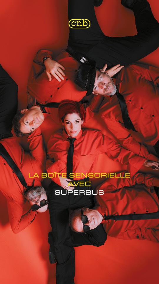 SUPERBUS X CNB
On continue notre série de boîtes sensorielles avec une artiste qui a marqué toute une génération !
@superbus__ a ouvert la boîte, et dedans : un Malabar, un caméscope, et quelques objets qui sentent bon les années 2000… et vous n’avez pas tout vu !
De l’énergie brute, des souvenirs plein les poches,
et une musique qu’on n’a jamais vraiment quittée.
📸 Laura Gilli
Montage : @philippineqntn
#superbus #printempsdebourges