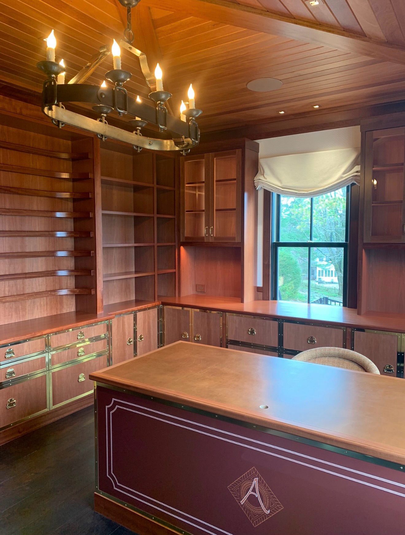 An office fit for a king.
Warm wood on the ceiling, leather under hand, and custom brass catching just enough light.
Understated, but impossible to ignore. A room that carries presence without trying too hard.
#echelonbuilders #customhomes #luxuryinteriors #homeofficeinspo #millworkdesign