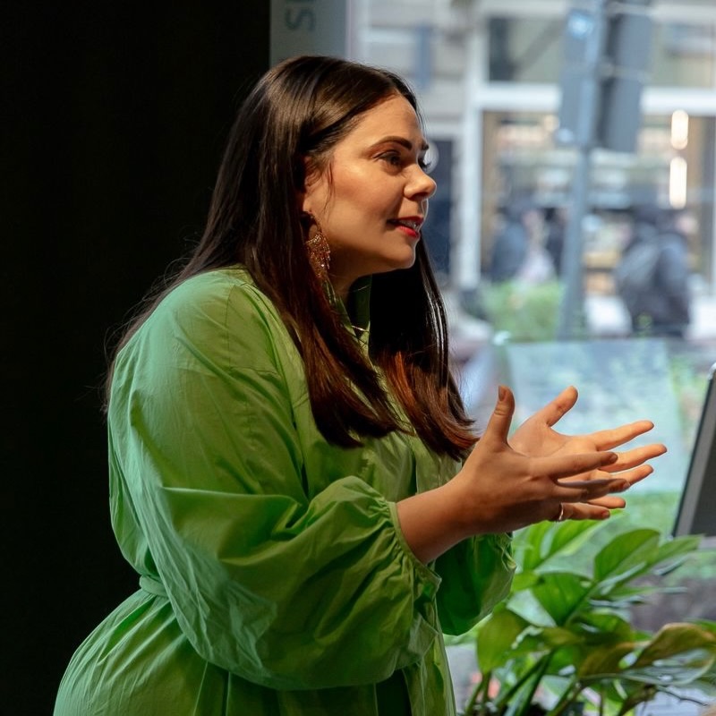 „An euch kommt man ja auch nicht vorbei.“
Diesen Satz habe ich vor Kurzem von einer Teilnehmerin gehört, als ich sie gefragt habe, wie sie auf uns aufmerksam geworden ist.
Und weißt du, was dahinter steckt?
Keine Zufälligkeit. Keine „Glückssträhne“ im Marketing.
Sondern Strategie. Sichtbarkeit. Konsequenz.
Denn genau darum geht es im Business:
Nicht nur irgendwo präsent zu sein – sondern überall dort aufzutauchen, wo deine Kundinnen sind.
✨ Social Media
✨ Google & Events
✨ Vorträge & Bühnen
✨ Netzwerke & Verbände
Eine starke Customer Journey bedeutet, dass Menschen dich nicht nur einmal sehen – sondern immer wieder.
Bis sie sagen: „An dir kommt man nicht vorbei.“
Und ja, das ist Arbeit.
Das ist ein Aufbau über Jahre.
Das ist kein einzelner Post, der „funktioniert“.
Es ist die Summe deiner Sichtbarkeit.
Gerade sehe ich oft:
👉 LinkedIn funktioniert nicht
👉 Instagram bringt keine Kunden
Aber die viel wichtigere Frage ist:
Wie nutzt du deine Kanäle wirklich – und welche fehlen dir noch?
Du willst als Expertin wahrgenommen werden?
Du möchtest gebucht werden für Vorträge?
Dann reicht es nicht, darauf zu warten.
Wenn dich niemand sieht,
wenn dich niemand kennt,
dann findet dein Business schlicht nicht statt.
Du möchtest deine Customer Journey und dein Business strategischer aufsetzen?
Dann komm in unser nächstes Strategieseminar im Mai.
👉 Kommentiere „Seminar“ und du bekommst den Link.
#frauenundbusiness #karlsruhe #unternehmensberatung #marketingstrategie #sichtbarkeit