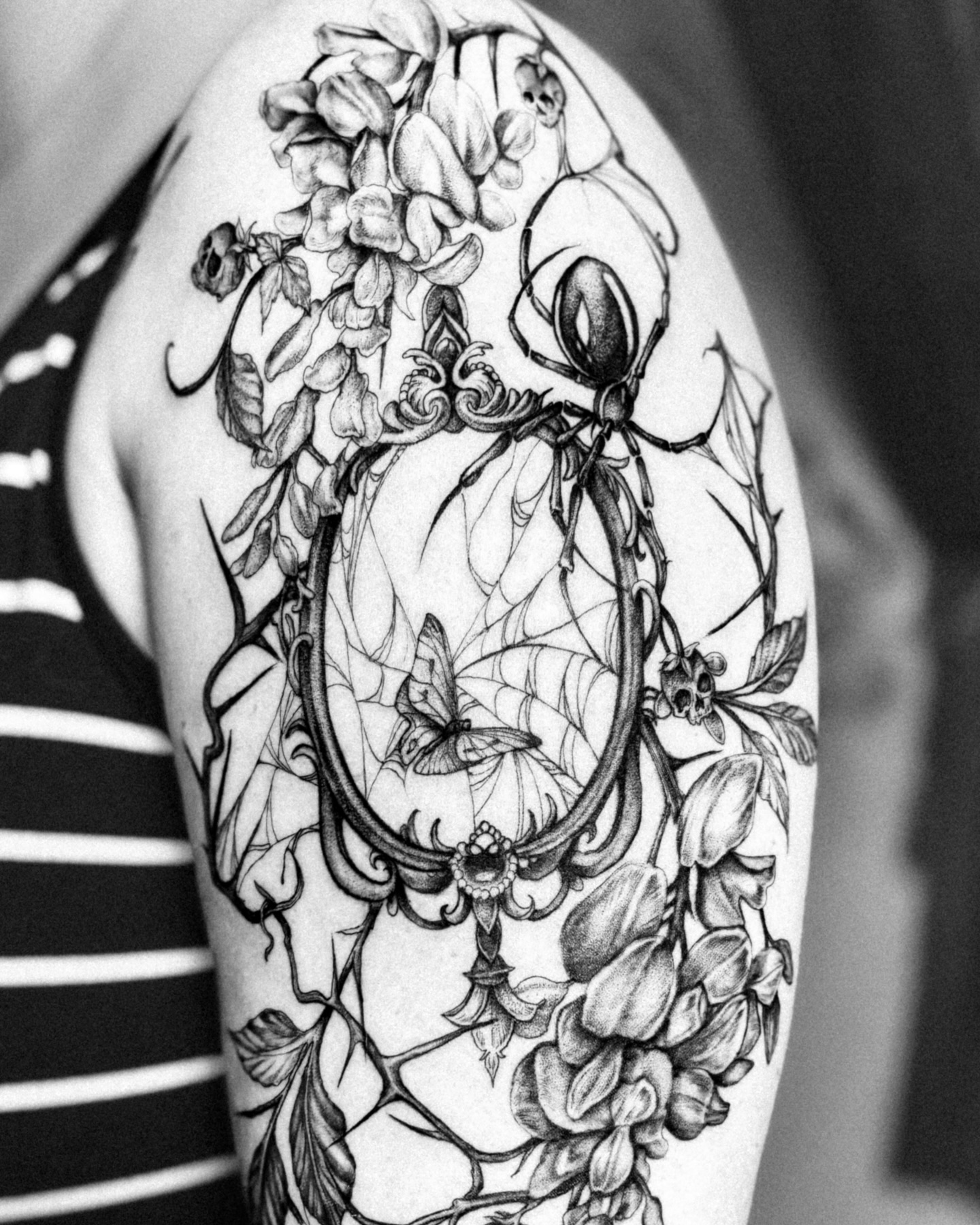 Proof that gothic creepy + pretty belong together 🕸️.𖥔 ݁ ˖🕷.𖥔 ݁ ˖. ݁ .𖥔 ݁ ˖
Custom upper arm piece with ornamental details, florals, webbing, and snapdragons. I would love to do more large custom work like this.
If this style speaks to you, send me a form through my website ✨ 💌💻yayaink.com
✦Also nosy question for everyone here can you 𝗖𝗢𝗠𝗠𝗘𝗡𝗧 what you like to see more of? ✦— spooky florals, vintage lady heads, botanicals, or more big statement pieces?
#dfwtattooartist #finelinetattooartist #spookytattoo #ornamentaltattoo #texastattooartist